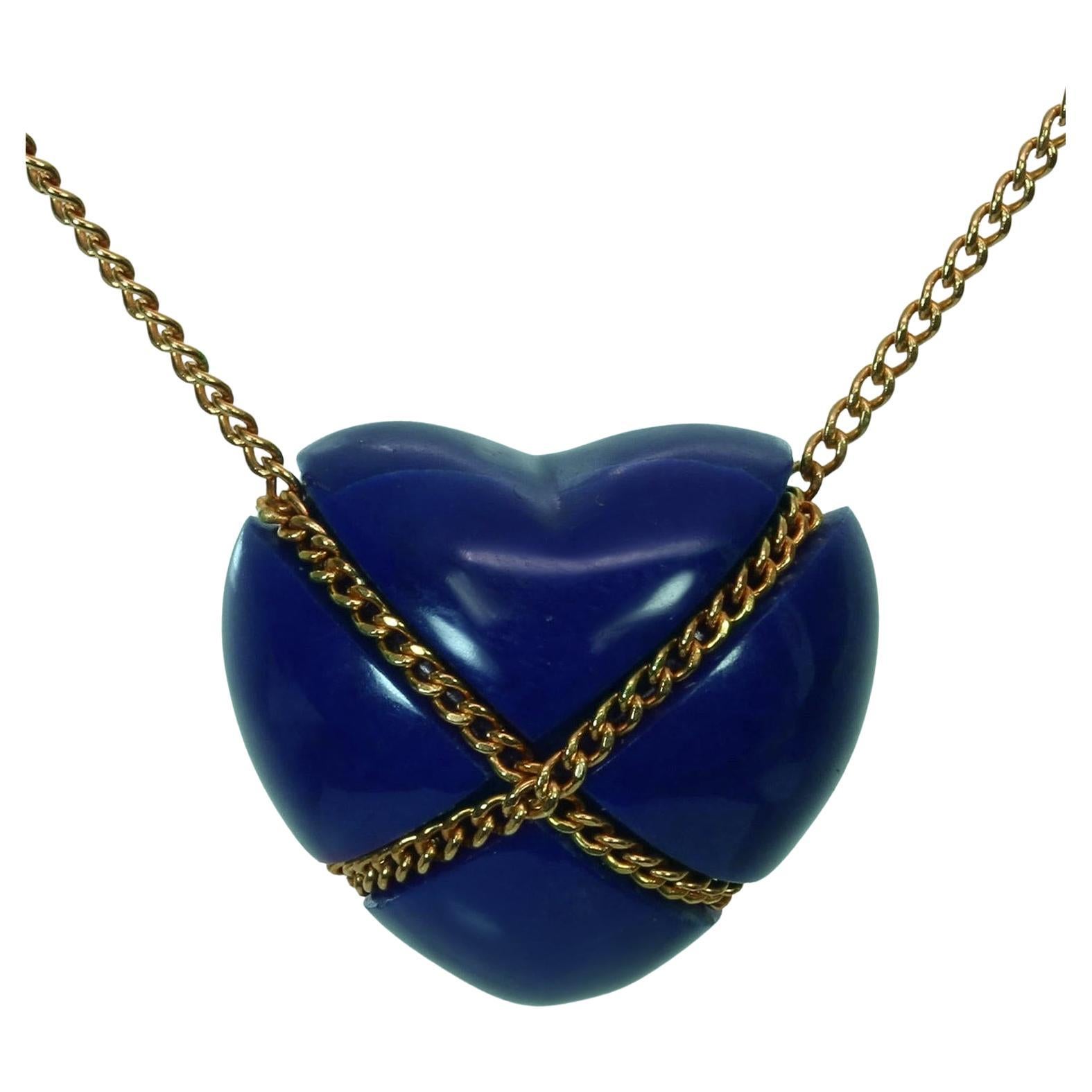 Tiffany & Co. Collier pendentif en forme de cœur croisé en or jaune 18 carats et lapis-lazuli