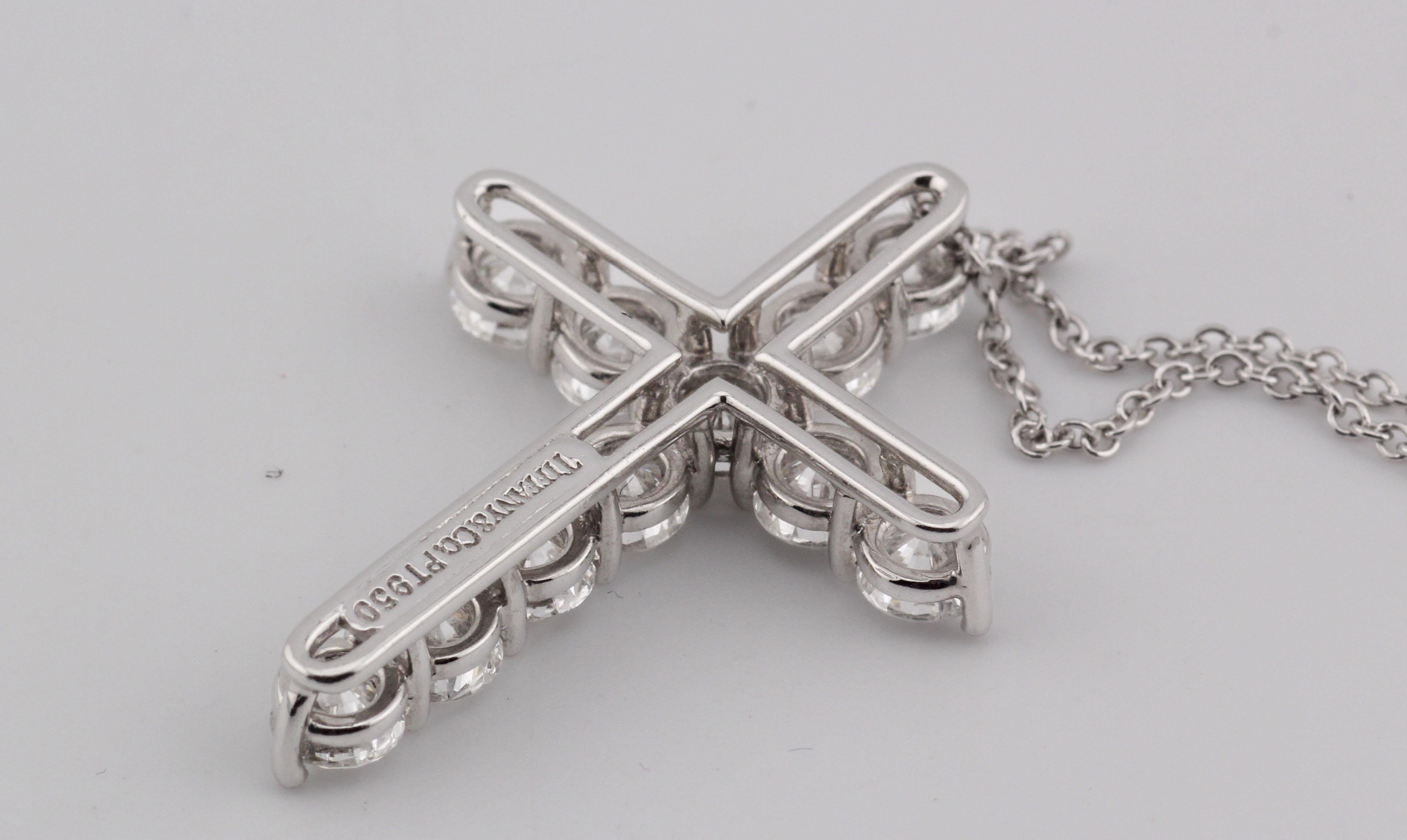 Tiffany & Co.  Grand collier croix en platine avec 1,71 ct de diamant en vente 5