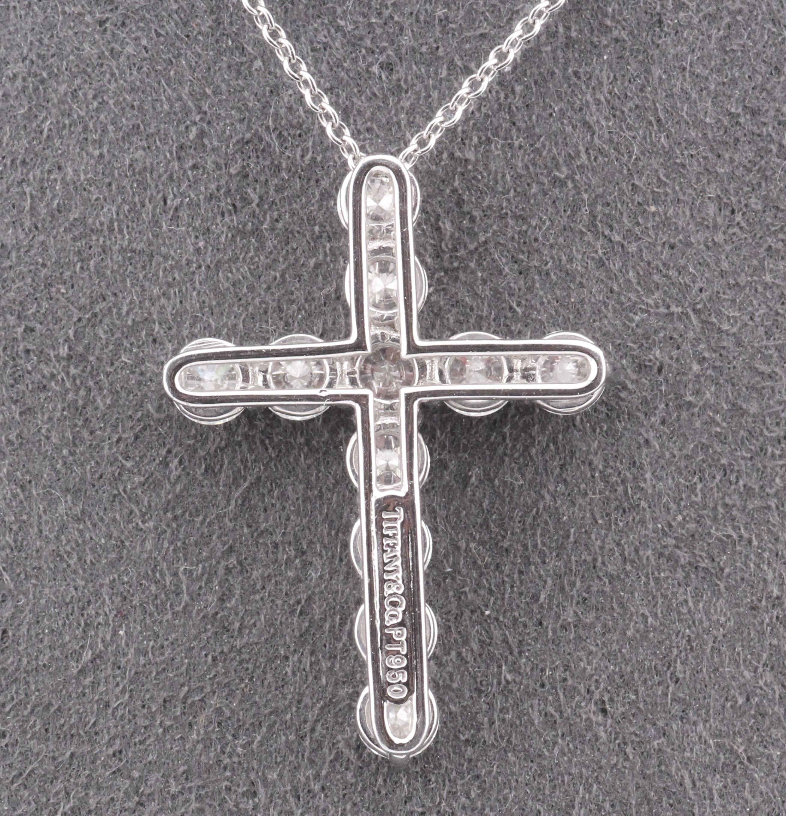 Expression intemporelle de l'élégance et de la dévotion, ce collier à croix de Tiffany & Co. est un exemple frappant de savoir-faire raffiné et d'éclat lumineux. Exquisément réalisé en platine, le pendentif est conçu dans une forme de croix