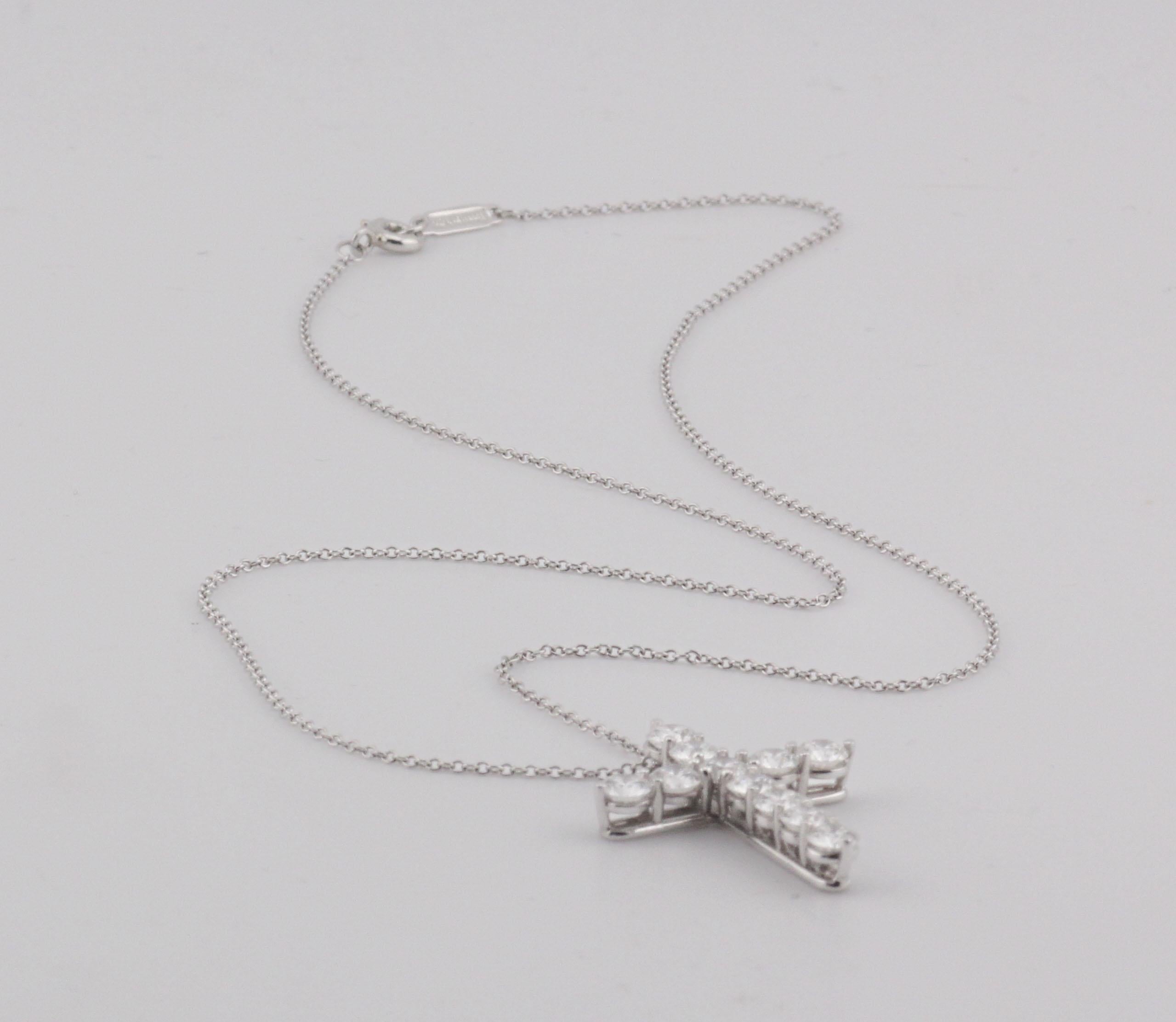 Taille brillant Tiffany & Co.  Grand collier croix en platine avec 1,71 ct de diamant en vente