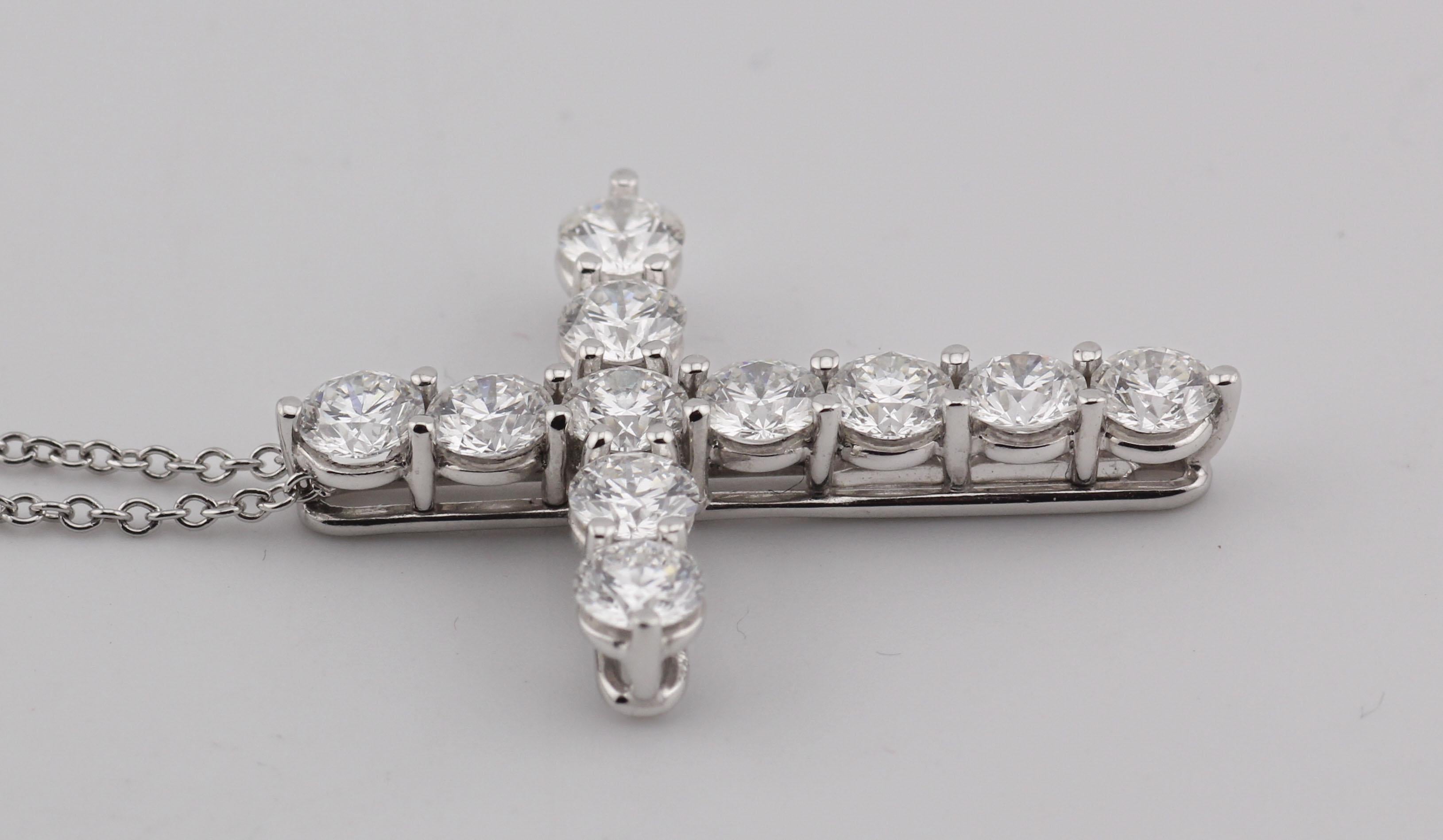 Tiffany & Co.  Grand collier croix en platine avec 1,71 ct de diamant en vente 1