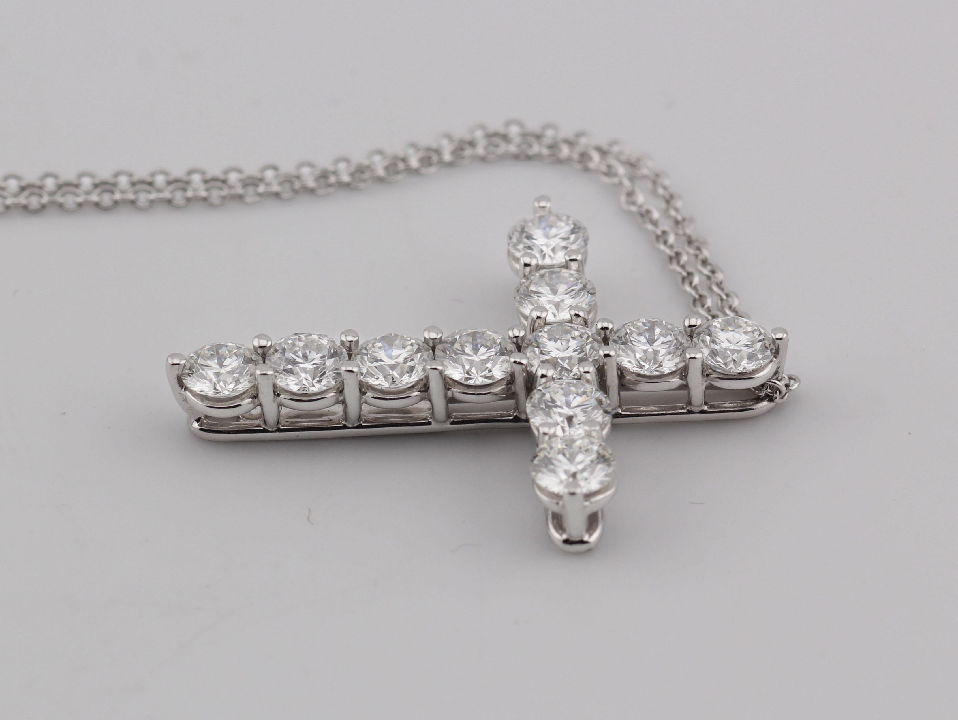 Tiffany & Co.  Grand collier croix en platine avec 1,71 ct de diamant en vente 3