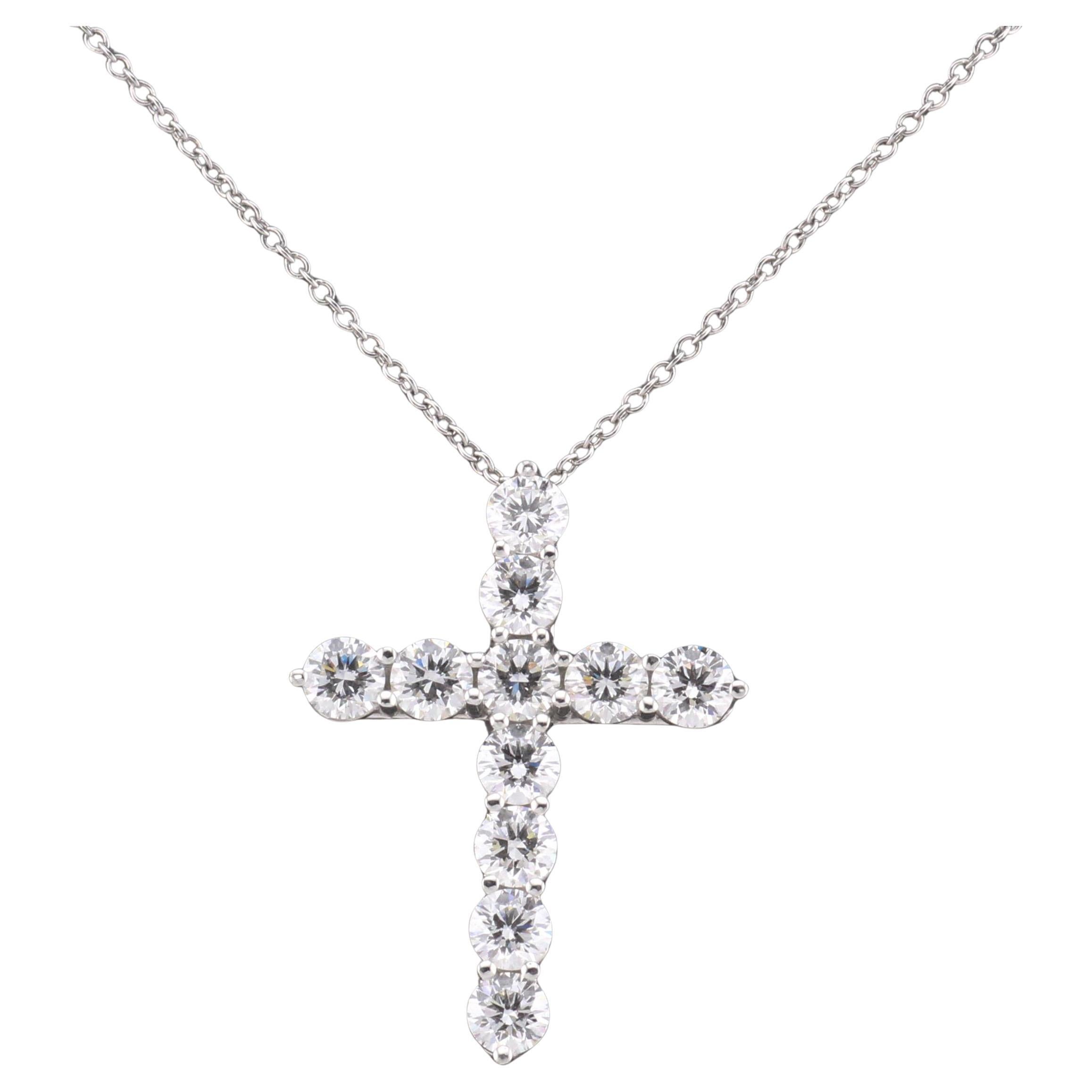 Tiffany & Co.  Grand collier croix en platine avec 1,71 ct de diamant en vente