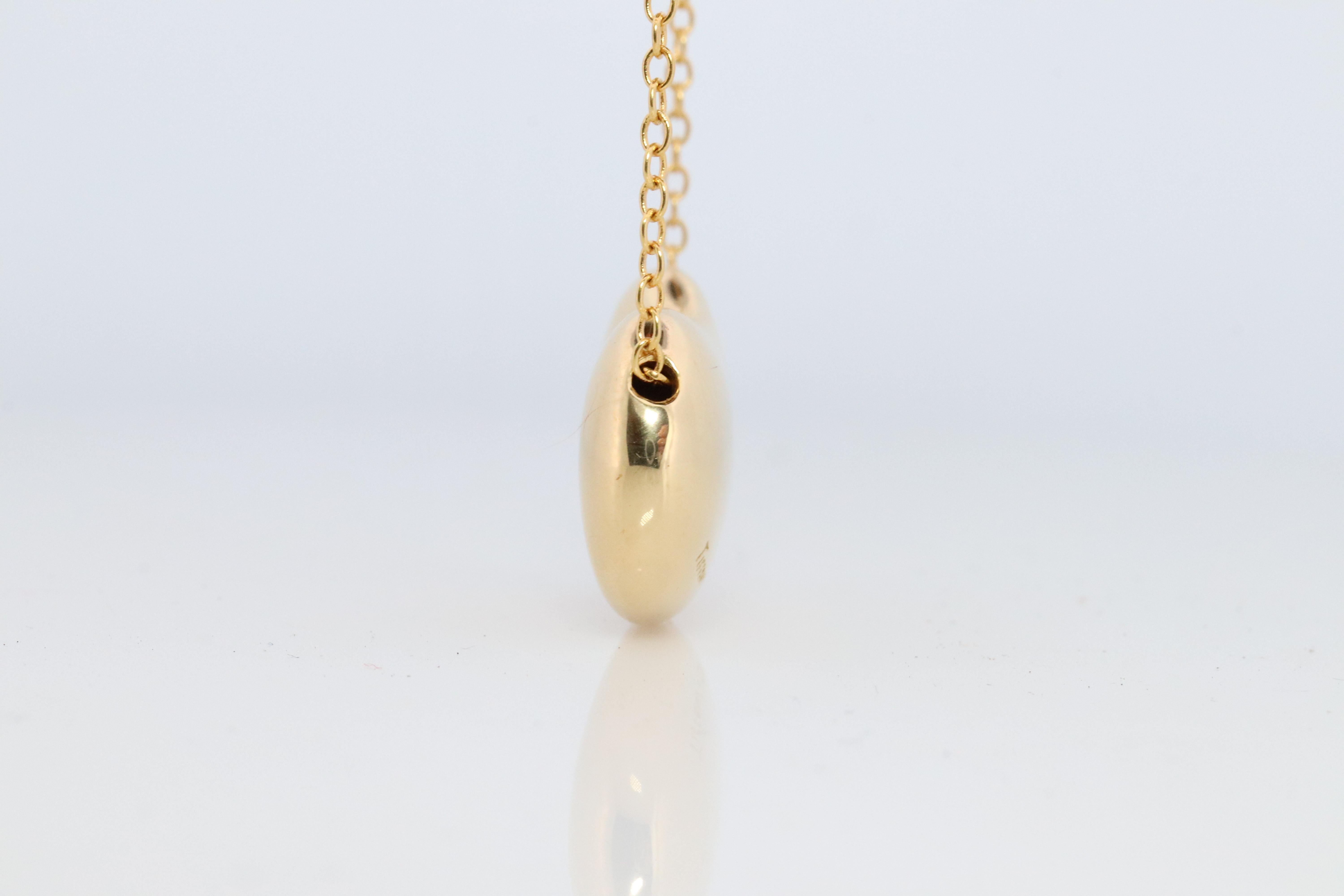 Tiffany & Co. Large Bean Pendant Necklace. 750 Yellow Gold Tiffany Long Chain. In Good Condition For Sale In Port Charlotte, FL