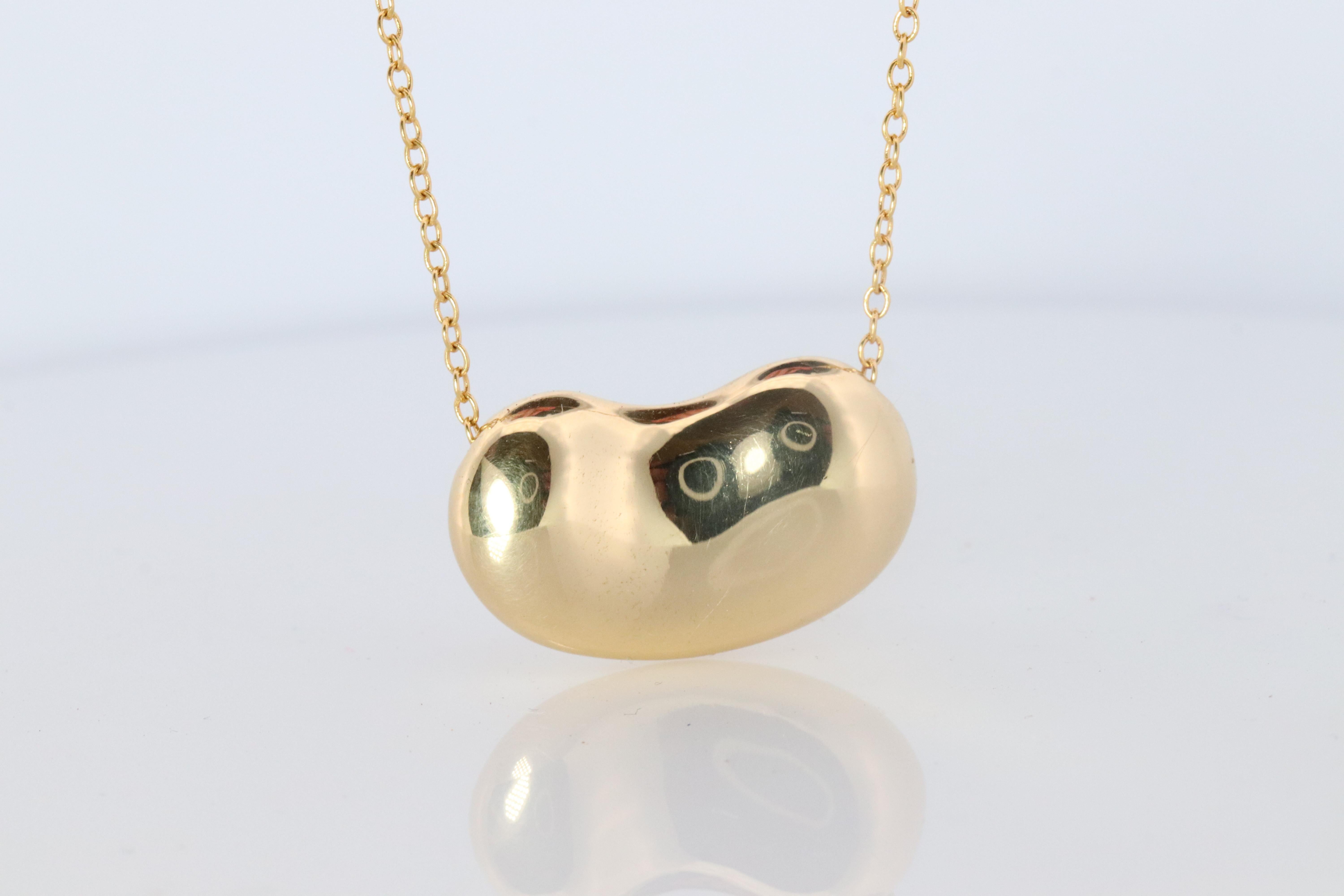 Tiffany & Co. Large Bean Pendant Necklace. 750 Yellow Gold Tiffany Long Chain. For Sale 1