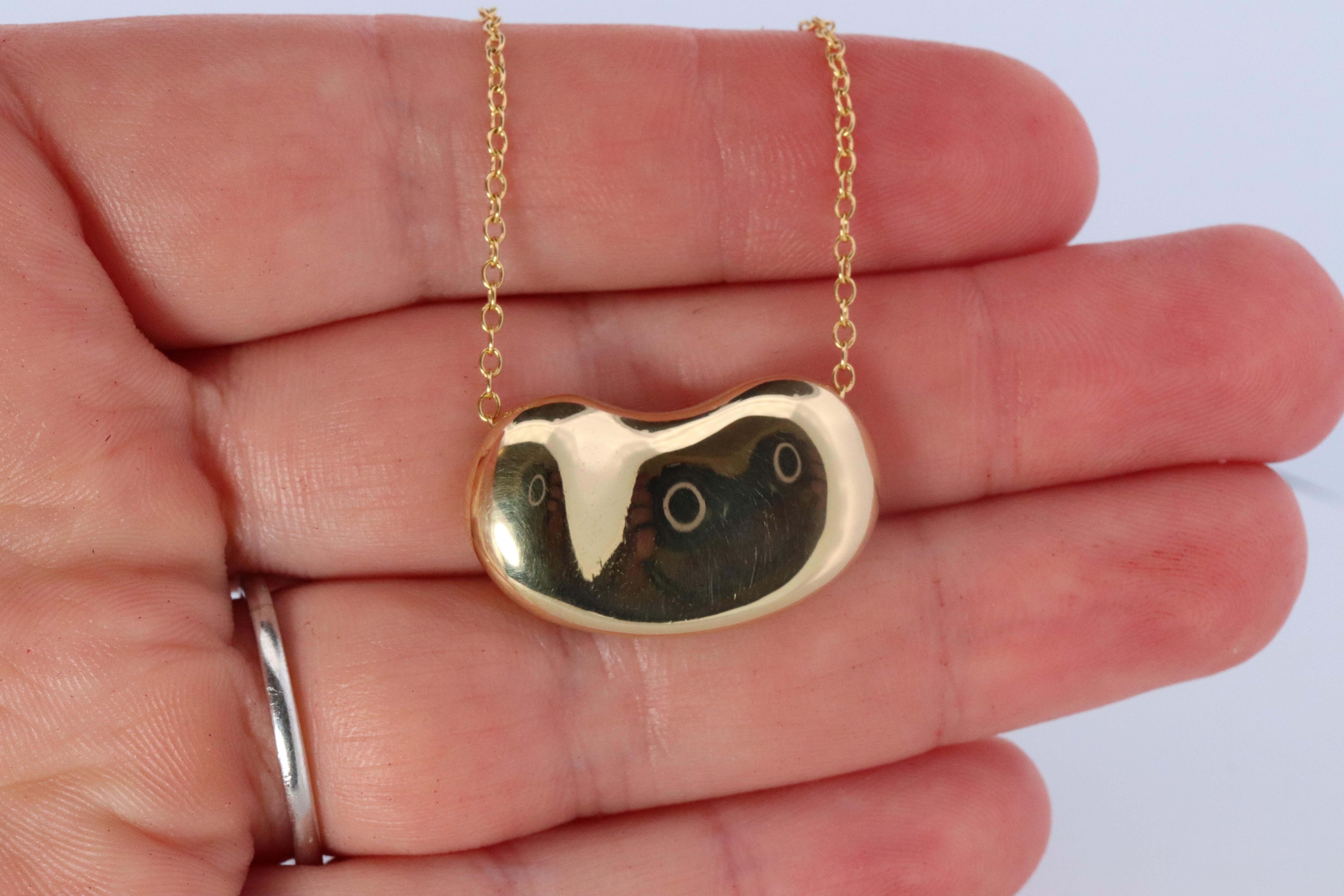 Tiffany & Co. Large Bean Pendant Necklace. 750 Yellow Gold Tiffany Long Chain. For Sale 2
