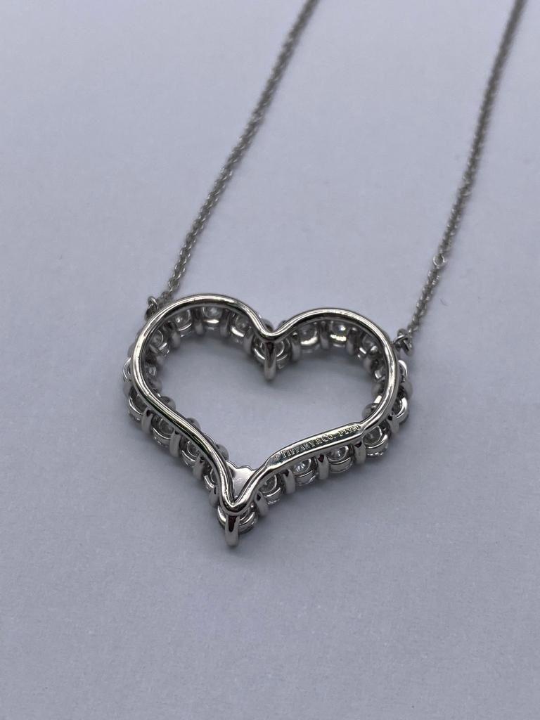 Taille ronde Tiffany & Co. Grand pendentif cœur ouvert en platine sur collier en vente