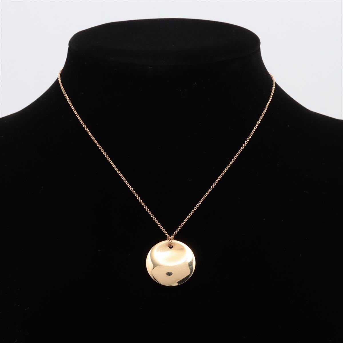 Encantador hallazgo. Colgante de oro amarillo de 18 quilates PREVENDIDO con cadena de oro amarillo de 18 quilates.

La pieza está diseñada por Elsa Peretti y fabricada por Tiffany & Co.

Colgante Disco Redondo 18k 750.

Redonda de 24 mm.

7,2 gramos