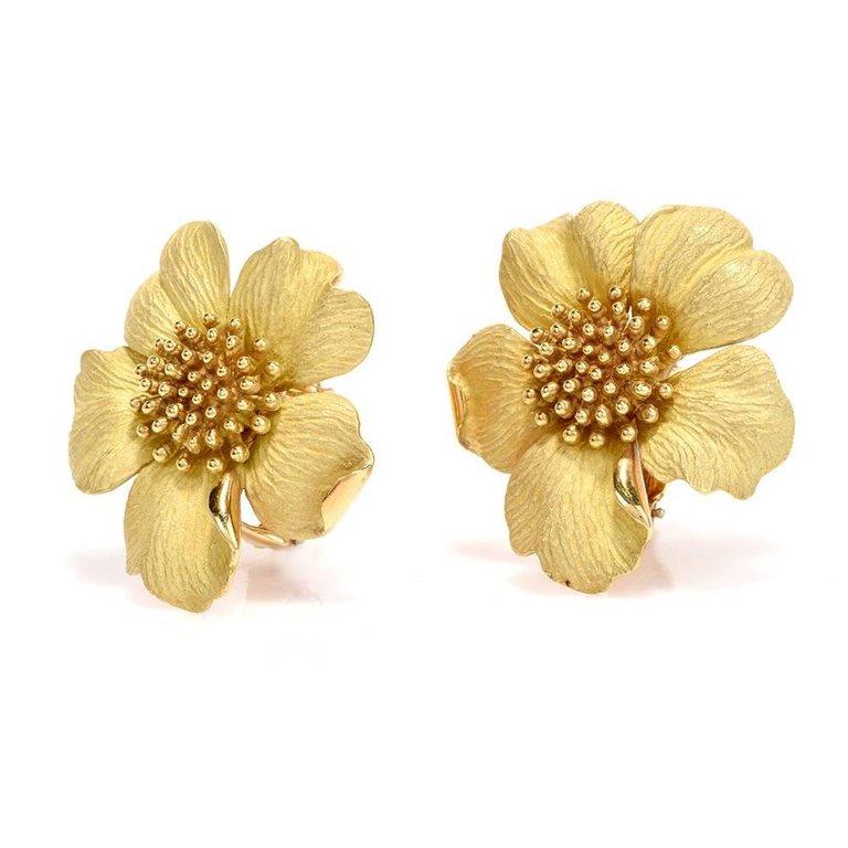 These captivating dogwood flower Tiffany & Co. oversized earrings of enchanting aesthetic are crafted in a combination of 18-karat matted and yellow gold, weighing 35.9 grams and measuring 1.25 inches in diameter. The earrings are designed to