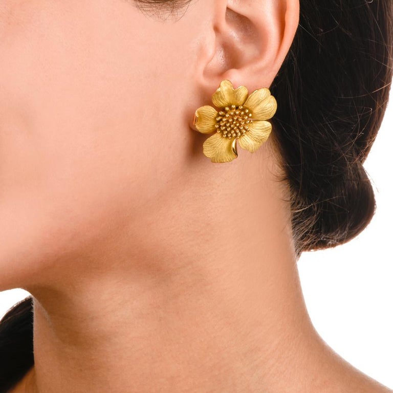 Tiffany & Co. Large Dogwood Flower 18 Karat Clip-On Earrings In Good Condition In Miami, FL
