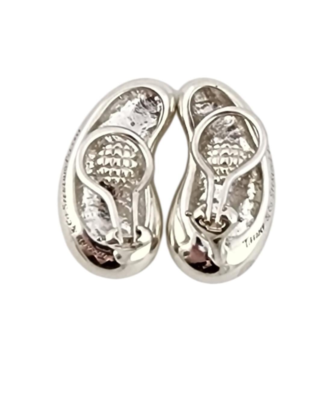 Tiffany & Co. Large Elsa Peretti Sterling Silver Bean Clip-on Earrings #24025 im Zustand „Gut“ im Angebot in Washington Depot, CT