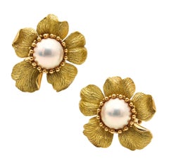 TIFFANY & CO. Boucles d'oreilles fleurs en or jaune 18 carats avec perles blanches rondes