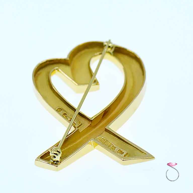 Élégante broche authentique en or jaune 18 carats de Tiffany & Co. en forme de cœur de Paloma Picasso. Cette broche élégante mesure H 1,75 x L 1,25 pouce. La broche a une belle finition polie. Il s'agit d'une broche magnifiquement conçue, d'occasion
