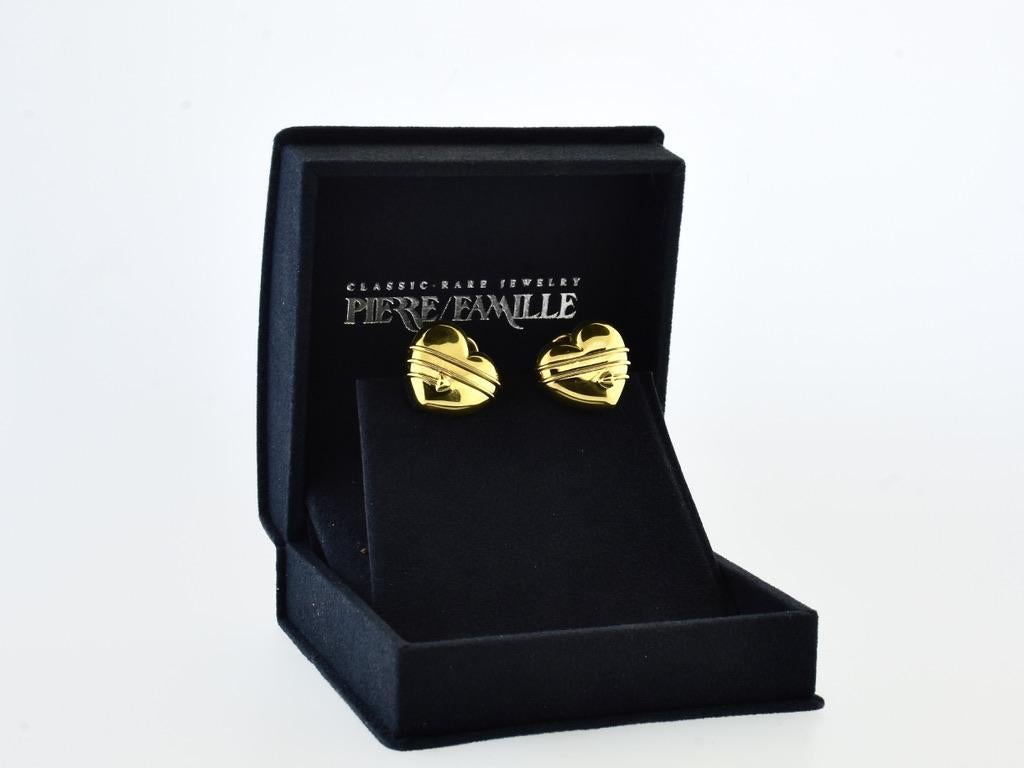 Tiffany & Co.  Orecchini d'oro 18 carati di grandi dimensioni con motivo a cuore e freccia di Cupido in vendita 5