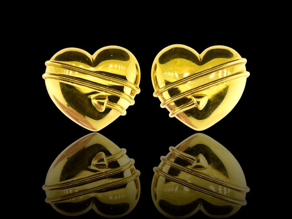 Contemporaneo Tiffany & Co.  Orecchini d'oro 18 carati di grandi dimensioni con motivo a cuore e freccia di Cupido in vendita
