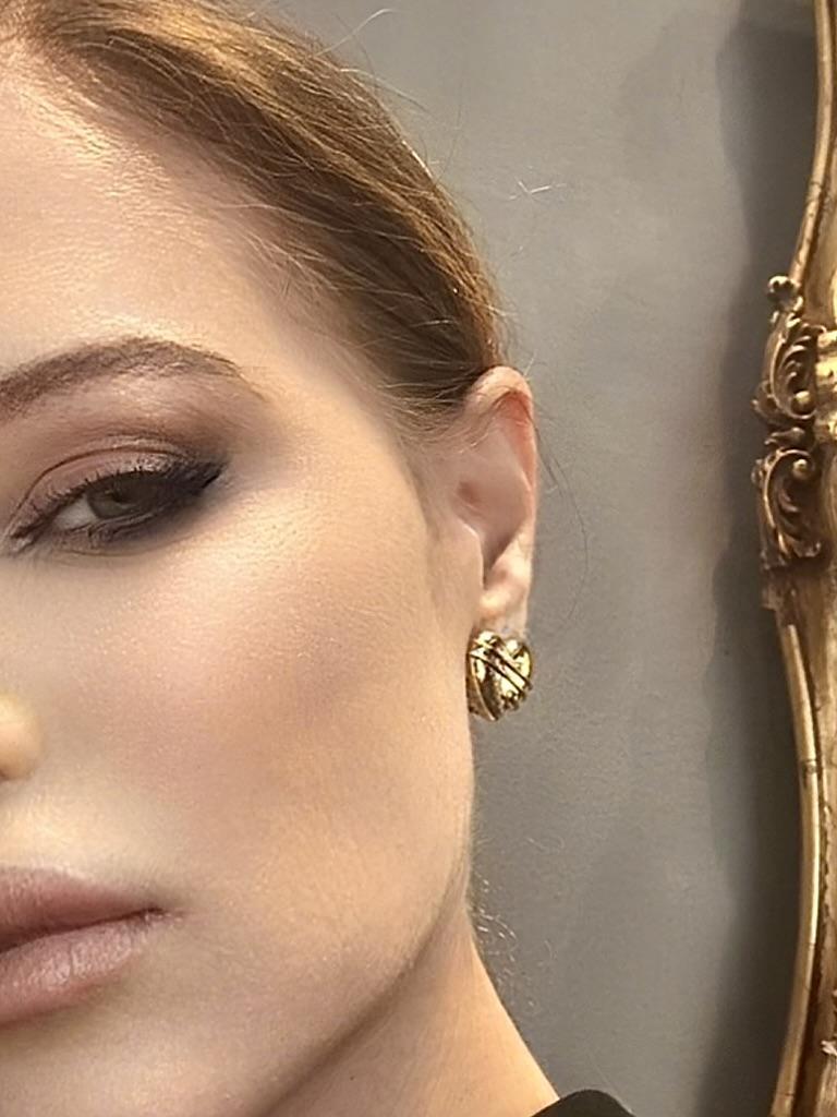 Tiffany & Co.  Orecchini d'oro 18 carati di grandi dimensioni con motivo a cuore e freccia di Cupido In condizioni ottime in vendita a Aspen, CO