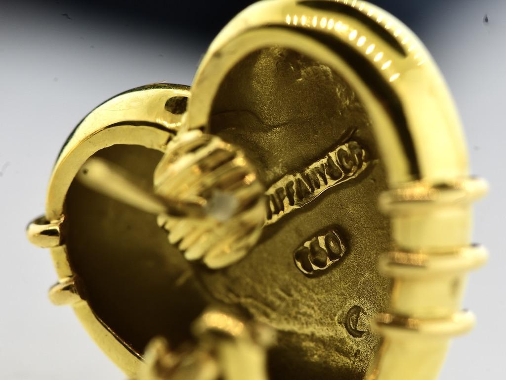 da uomo o donna Tiffany & Co.  Orecchini d'oro 18 carati di grandi dimensioni con motivo a cuore e freccia di Cupido in vendita