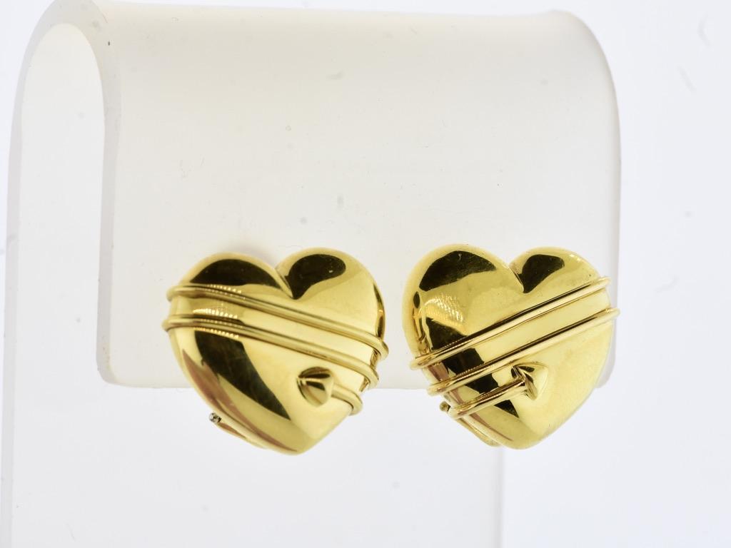 Tiffany & Co.  Orecchini d'oro 18 carati di grandi dimensioni con motivo a cuore e freccia di Cupido in vendita 1
