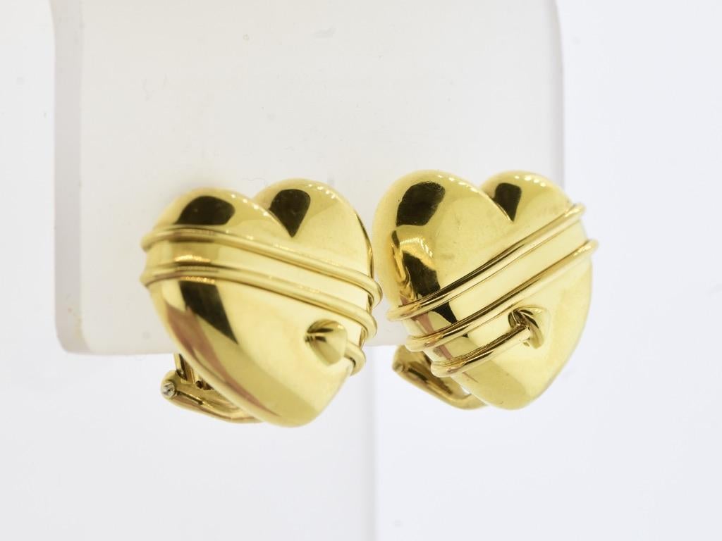 Tiffany & Co.  Orecchini d'oro 18 carati di grandi dimensioni con motivo a cuore e freccia di Cupido in vendita 2