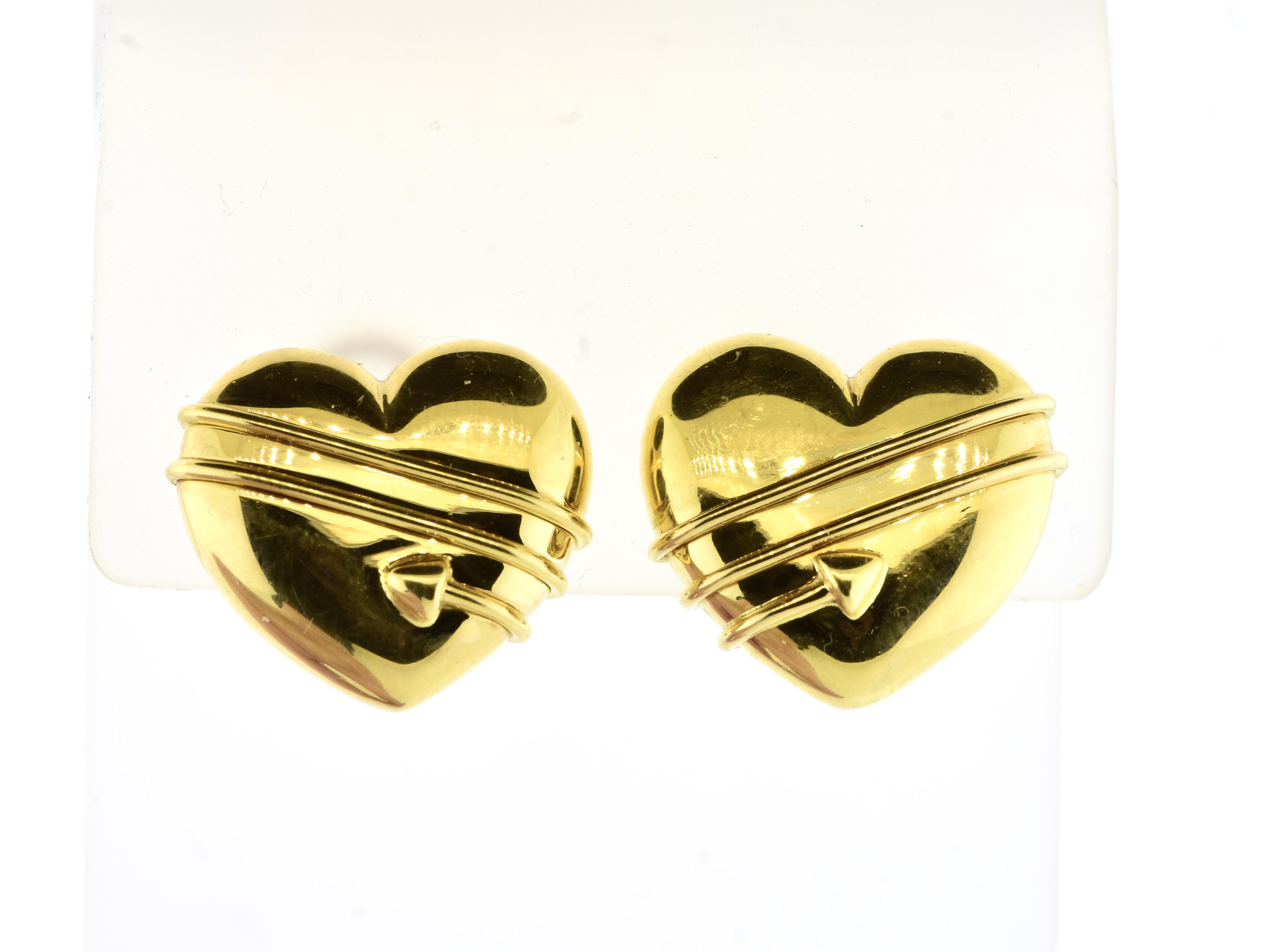 Tiffany & Co.  Orecchini d'oro 18 carati di grandi dimensioni con motivo a cuore e freccia di Cupido in vendita 4