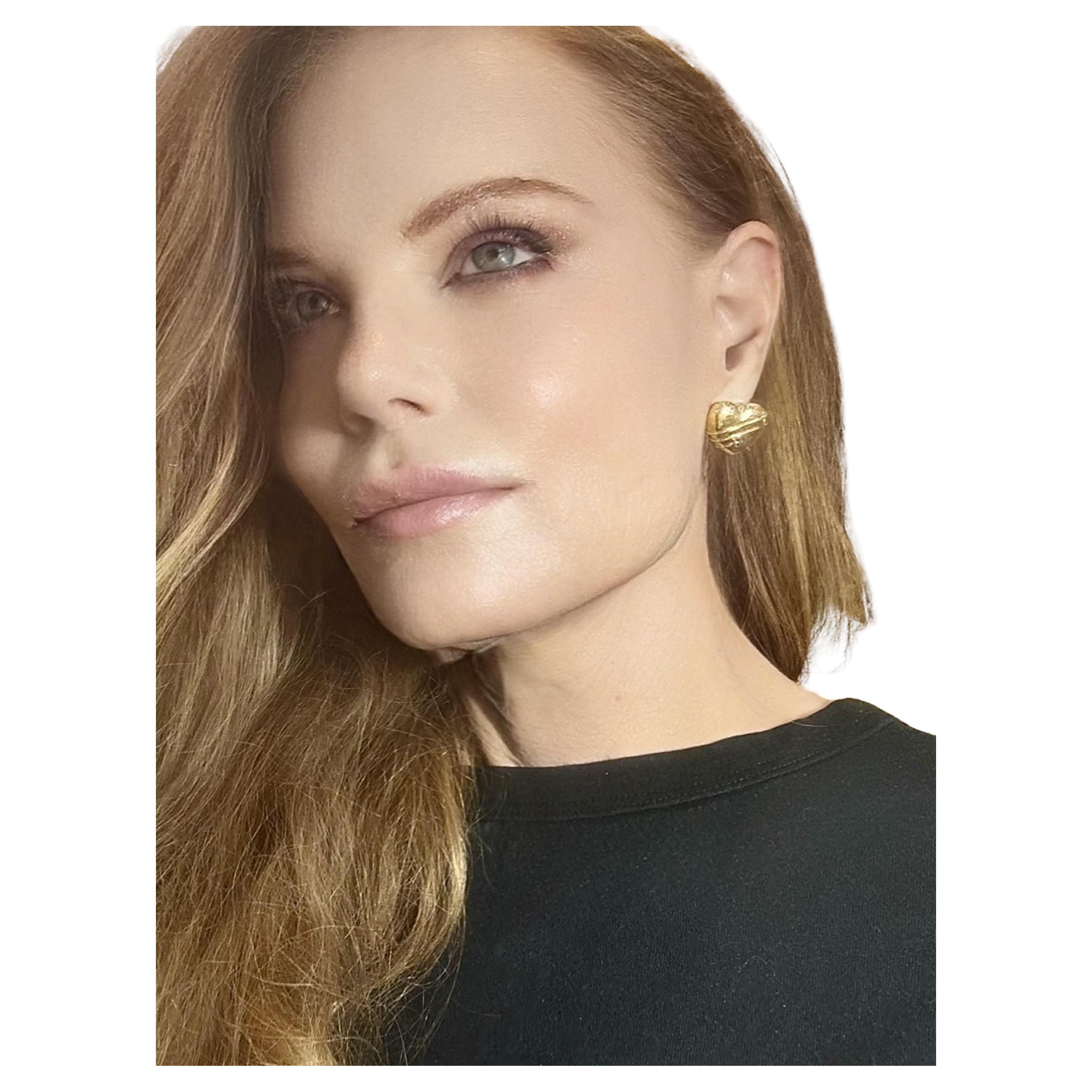 Tiffany 
Co.  Orecchini d
oro 18 carati di grandi dimensioni con motivo a cuore e freccia di Cupido in vendita