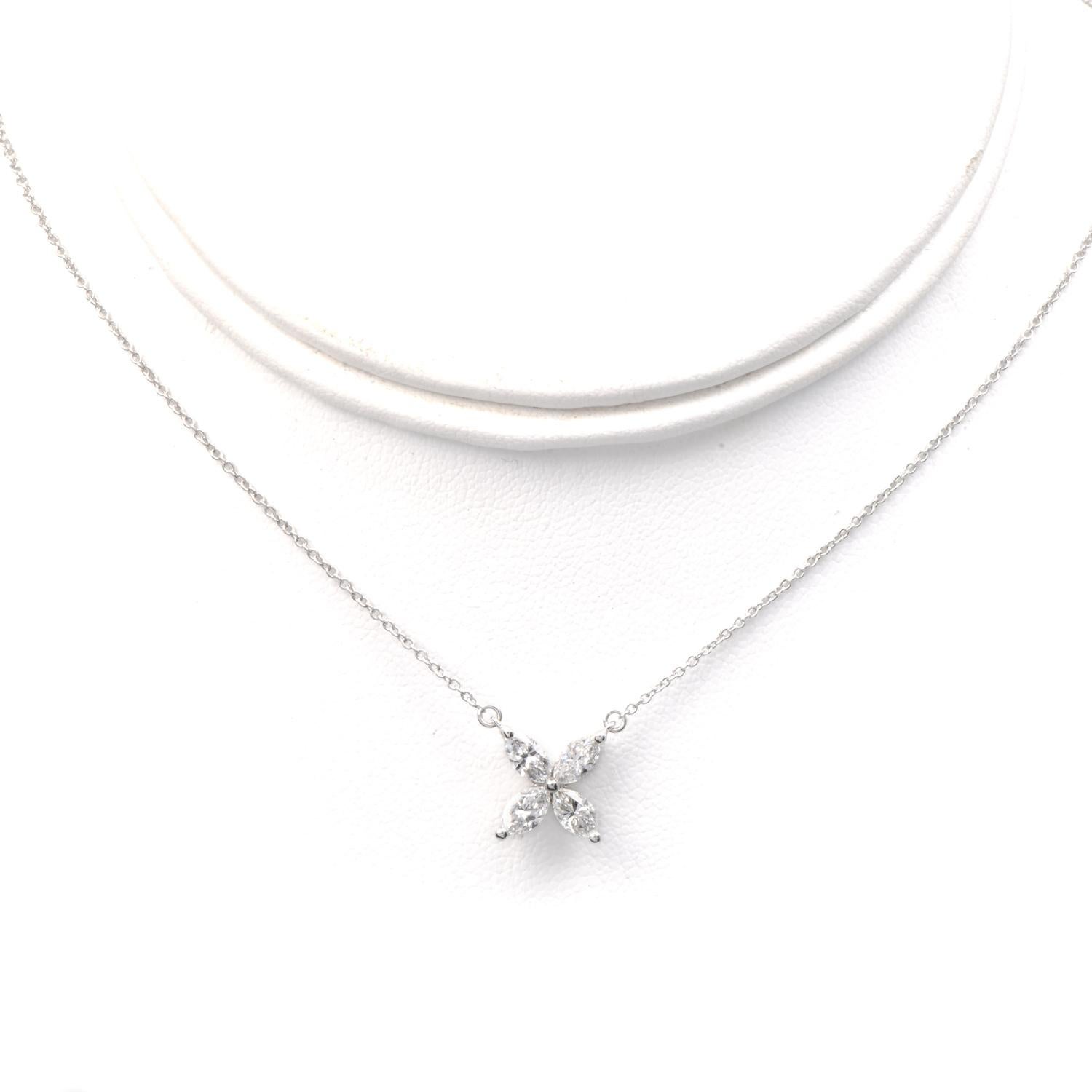 Este exquisito collar colgante de diamantes Tiffany, de tamaño grande y elaborado en lujoso platino, presenta encantadores diamantes marquesa de color F-G y claridad VS1, con un total de 0,81 quilates.

Inspirada en el fuego hipnotizador y el