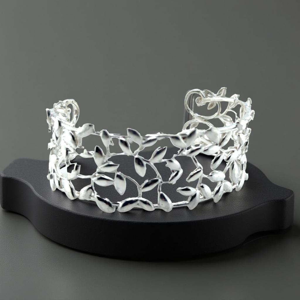 Authentic Tiffany & Co Leaf Cuff Bracelet By Elsa Peretti Sterling Silver Size 'M' Estate TIF894

TRUSTED SELLER SINCE 2002

PLEASE SEE OUR HUNDREDS OF POSITIVE FEEDBACKS FROM OUR CLIENTS!!

FREE SHIPPING!!

DETAILS
Designer: Elsa Peretti
Style:
