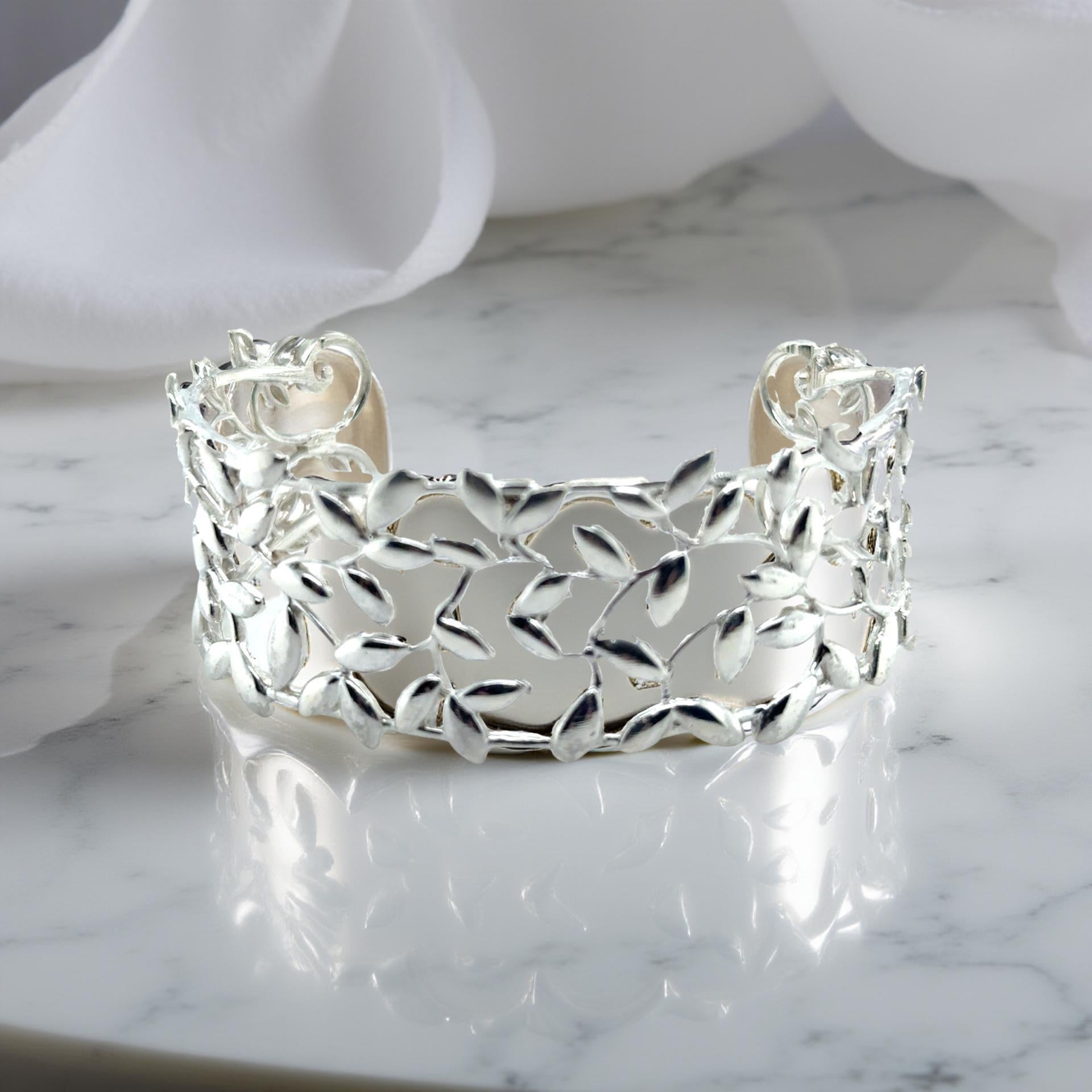 Tiffany & Co Leaf Cuff Bracelet By Elsa Peretti Sterling Silver Size 'M' Estate In Good Condition In Brooklyn, NY