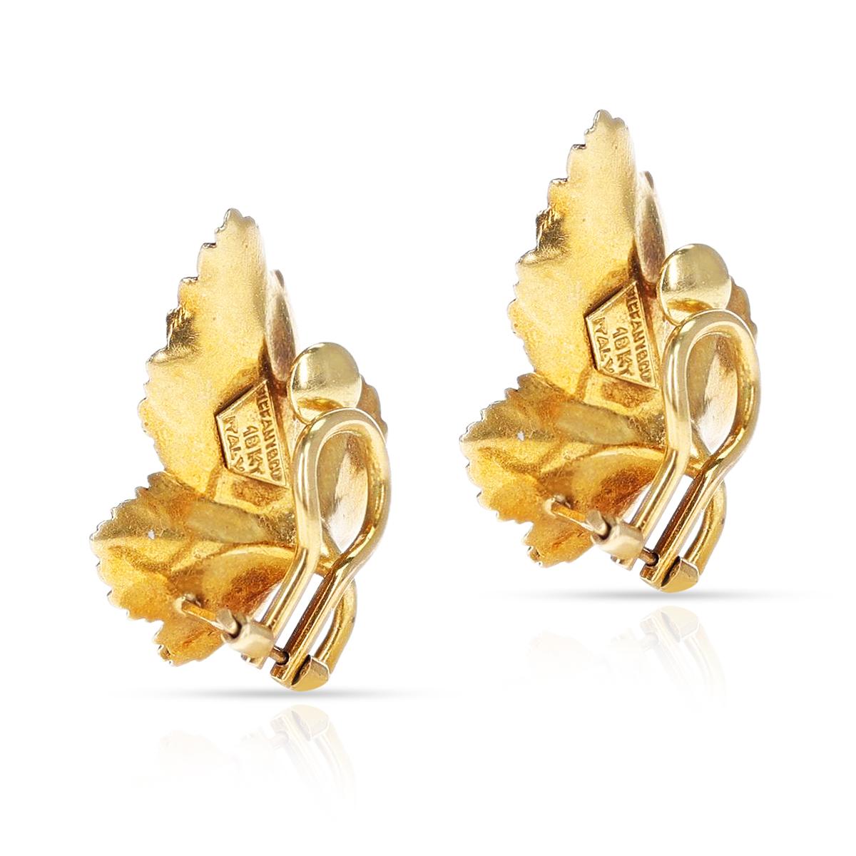 Une paire de Tiffany & Co. Boucles d'oreilles feuille avec Rubis en or 18k. Le poids total de la boucle d'oreille est de 9,80 grammes. 
