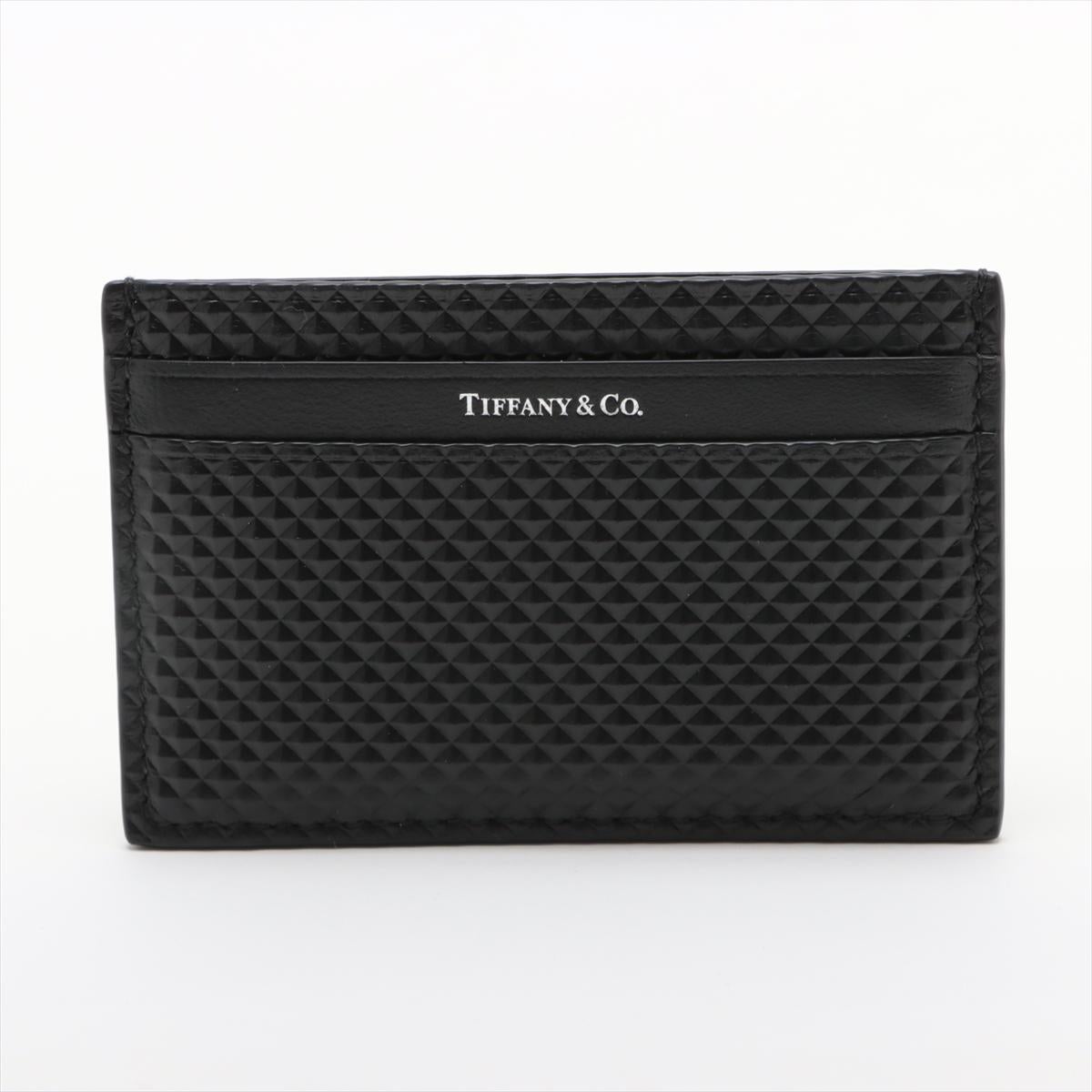 The Tiffany & Co. Small Matelassé Leather Card Case in Black epitomizes understated luxury with its timeless design and meticulous craftsmanship. Made from supple leather featuring a small matelassé pattern throughout, the card case exudes