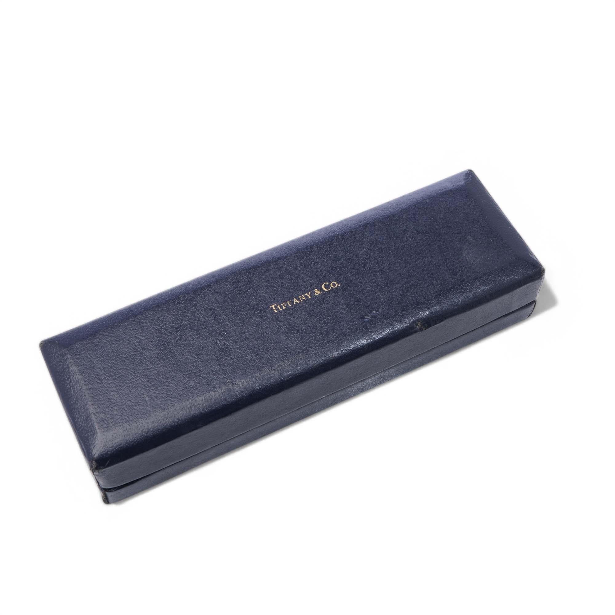 Tiffany & Co. Lederuhr Box. 

Zeitraum: Ende des 20. Jahrhunderts
MATERIAL: Tiffanyblaues Leder außen mit samtgefüttertem Innenraum und satiniertem Deckel mit Markenzeichen
Zweck: Entworfen für Uhren 
Abmessungen: 14,7 x 4,5 x 3 cm
Zustand: Gut;