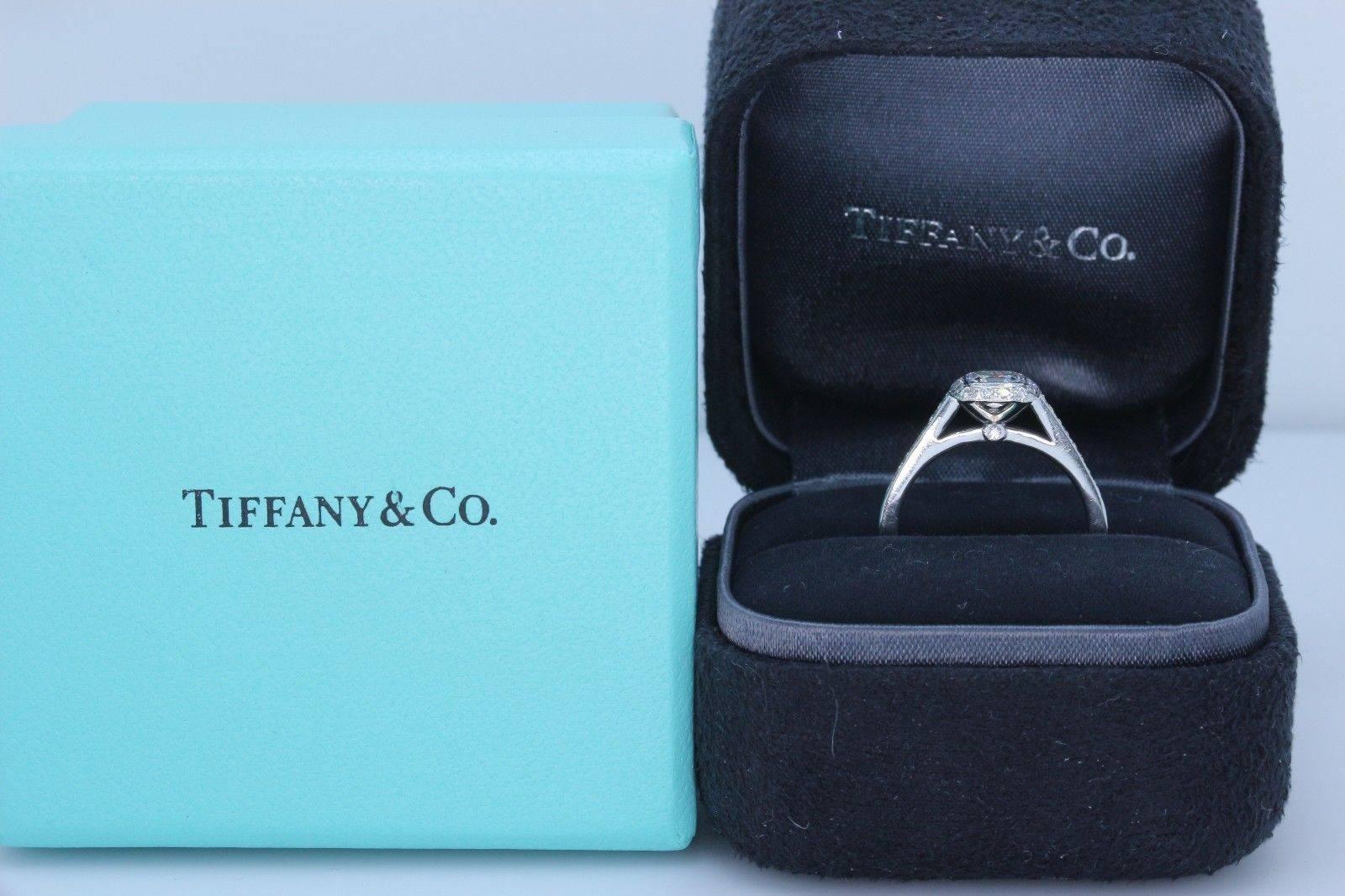 Tiffany & Co. Verlobungsring aus Platin mit 0,66 Karat Diamant im Kissenschliff und Platin im Angebot 7