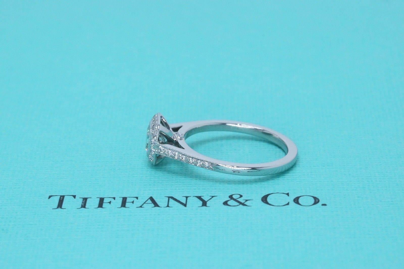 Tiffany & Co. Verlobungsring aus Platin mit 0,66 Karat Diamant im Kissenschliff und Platin im Angebot 2
