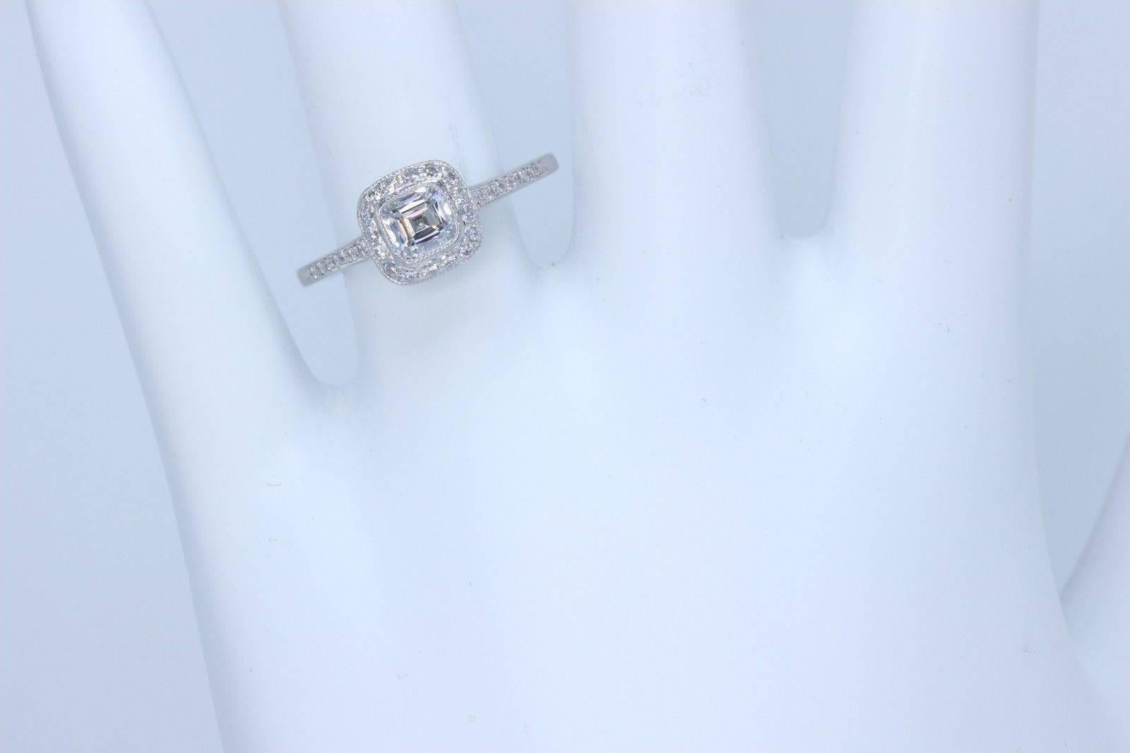 Tiffany & Co. Verlobungsring aus Platin mit 0,66 Karat Diamant im Kissenschliff und Platin im Angebot 4