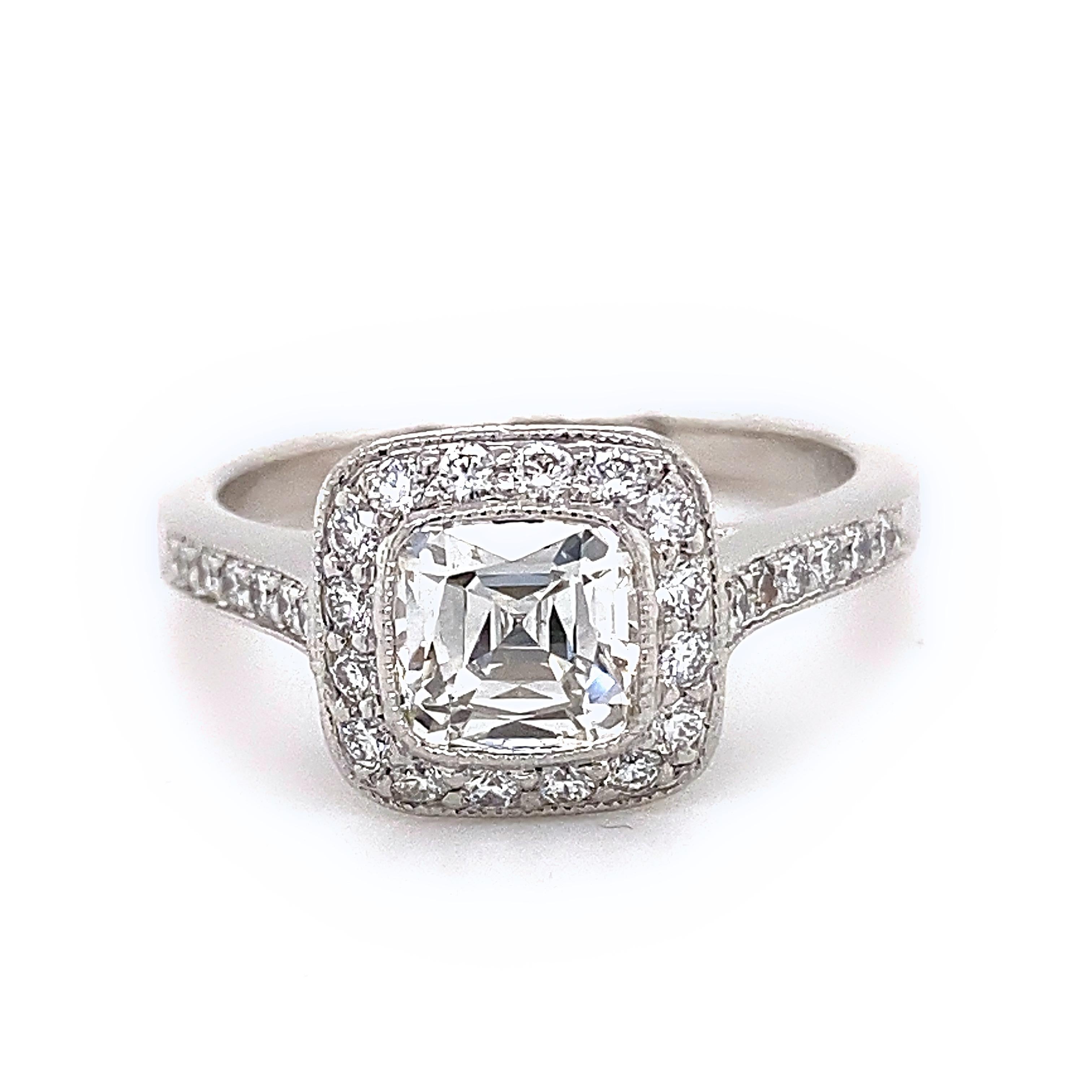 Tiffany & Co. Anello di fidanzamento con diamante a cuscino LEGACY
Stile: Halo
Numero di riferimento: 26455502/l01150031
Metallo: Platino PT950
Dimensione: 6
Peso totale dei diamanti:  2,02 tcw
Diamante principale: Diamante Brilliante Modificato a