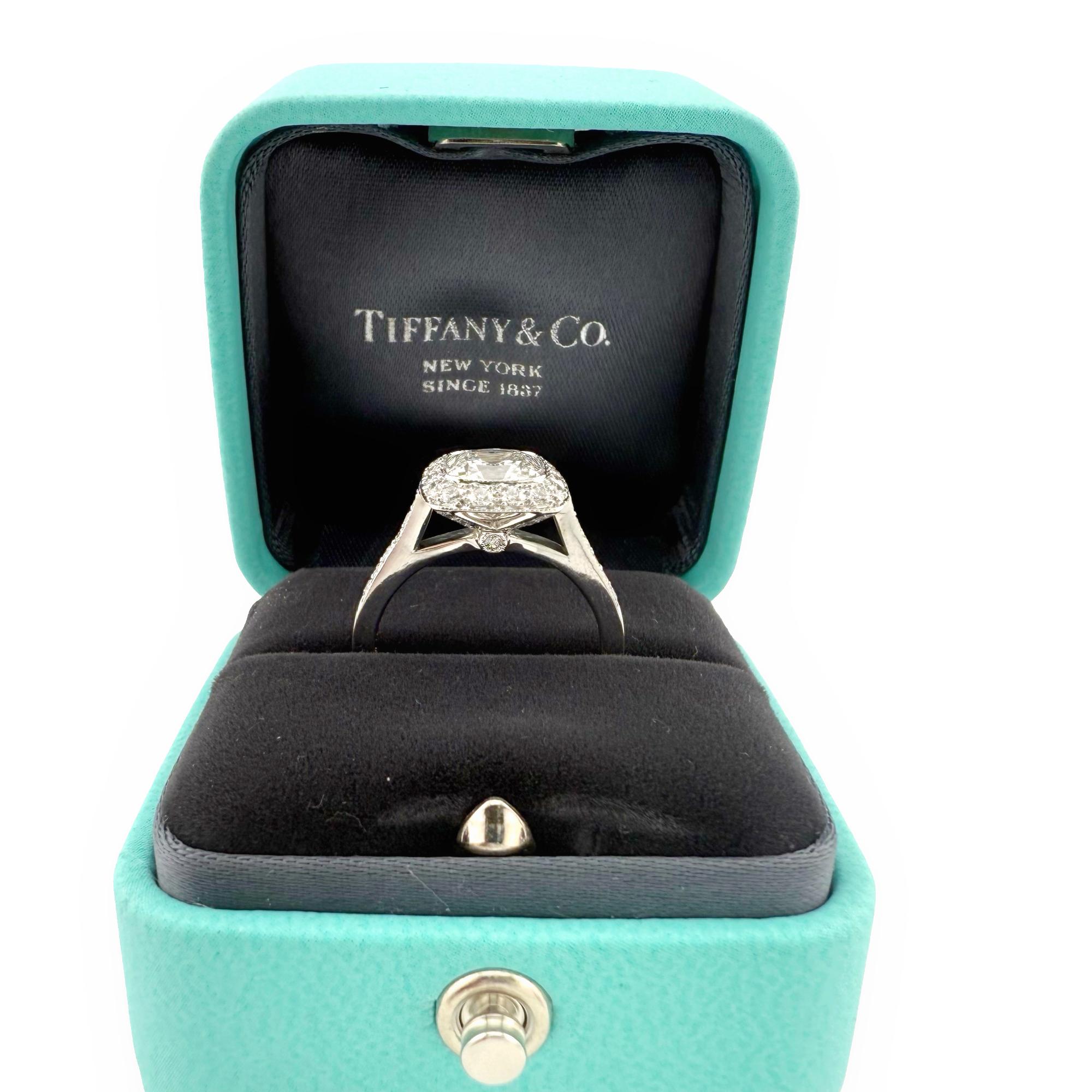 Donna Tiffany & Co. OUR LEGACY Anello di fidanzamento aureolato con diamante a cuscino da 2,02 tc D VS1 in platino in vendita