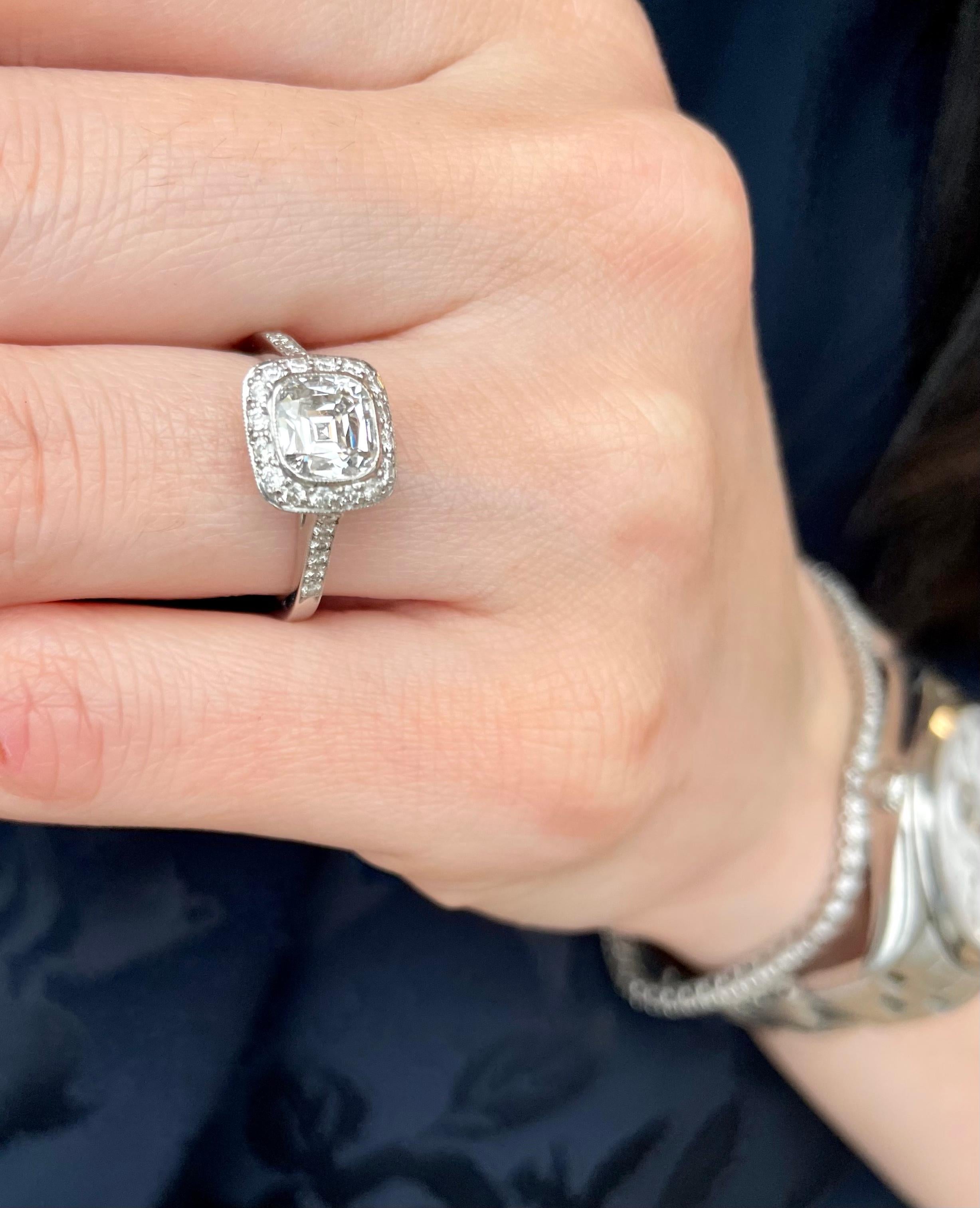 Der Tiffany & Co Legacy Diamant-Verlobungsring im edwardianischen Stil zeichnet sich durch einen vollen Kreis von perlenbesetzten Diamanten aus, die den Mittelstein elegant in Szene setzen und seine Brillanz maximieren. Gestempelt Tiffany & Co.