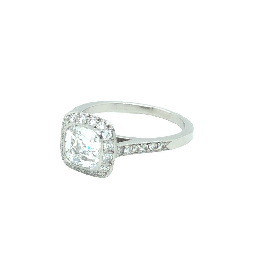 Taille coussin Tiffany & Co. Bague de fiançailles en platine de la collection Legacy avec diamants 1,54 carat E VS1 en vente