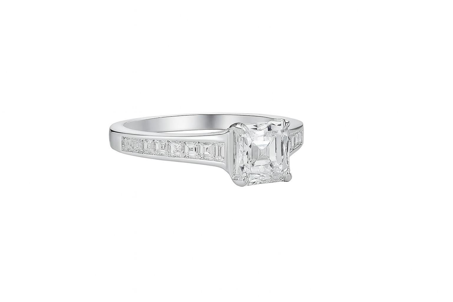 Tiffany & Co. Anillo de compromiso de diamantes talla cojín Legacy

Esta exquisita pieza de Tiffany & Co. El anillo de compromiso Legacy lleva en su centro un diamante talla cojín, de 1,14 quilates, inscrito en la corona  El diamante tiene una