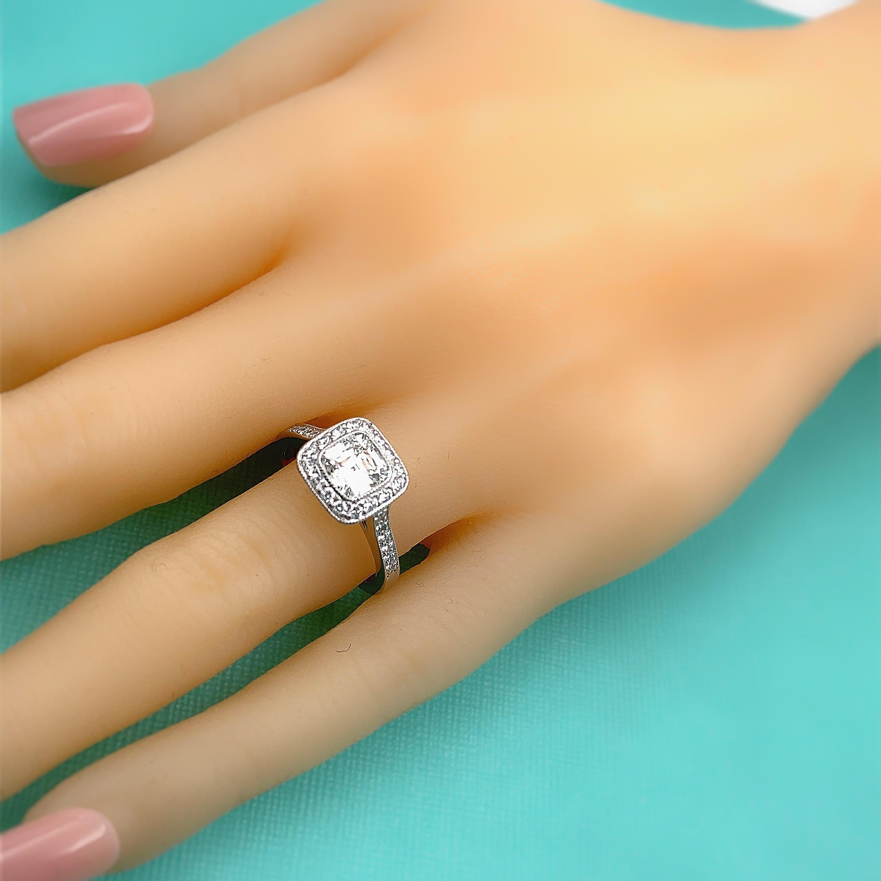 Tiffany & Co. Legacy Bague de fiançailles en platine avec diamant coussin de 1,33 carat et halo de diamants en vente 5