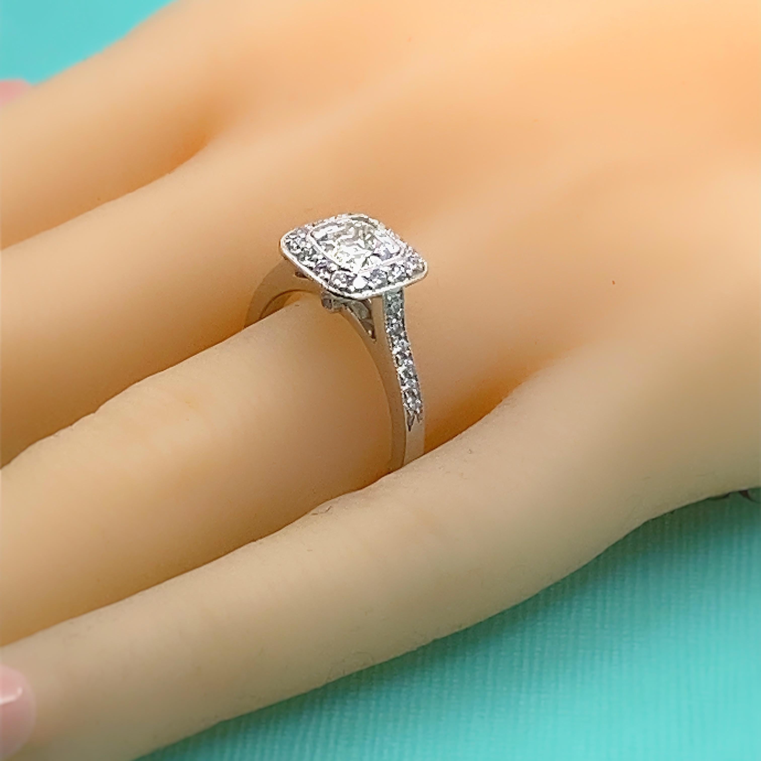 Tiffany & Co. Legacy Bague de fiançailles en platine avec diamant coussin de 1,33 carat et halo de diamants en vente 6
