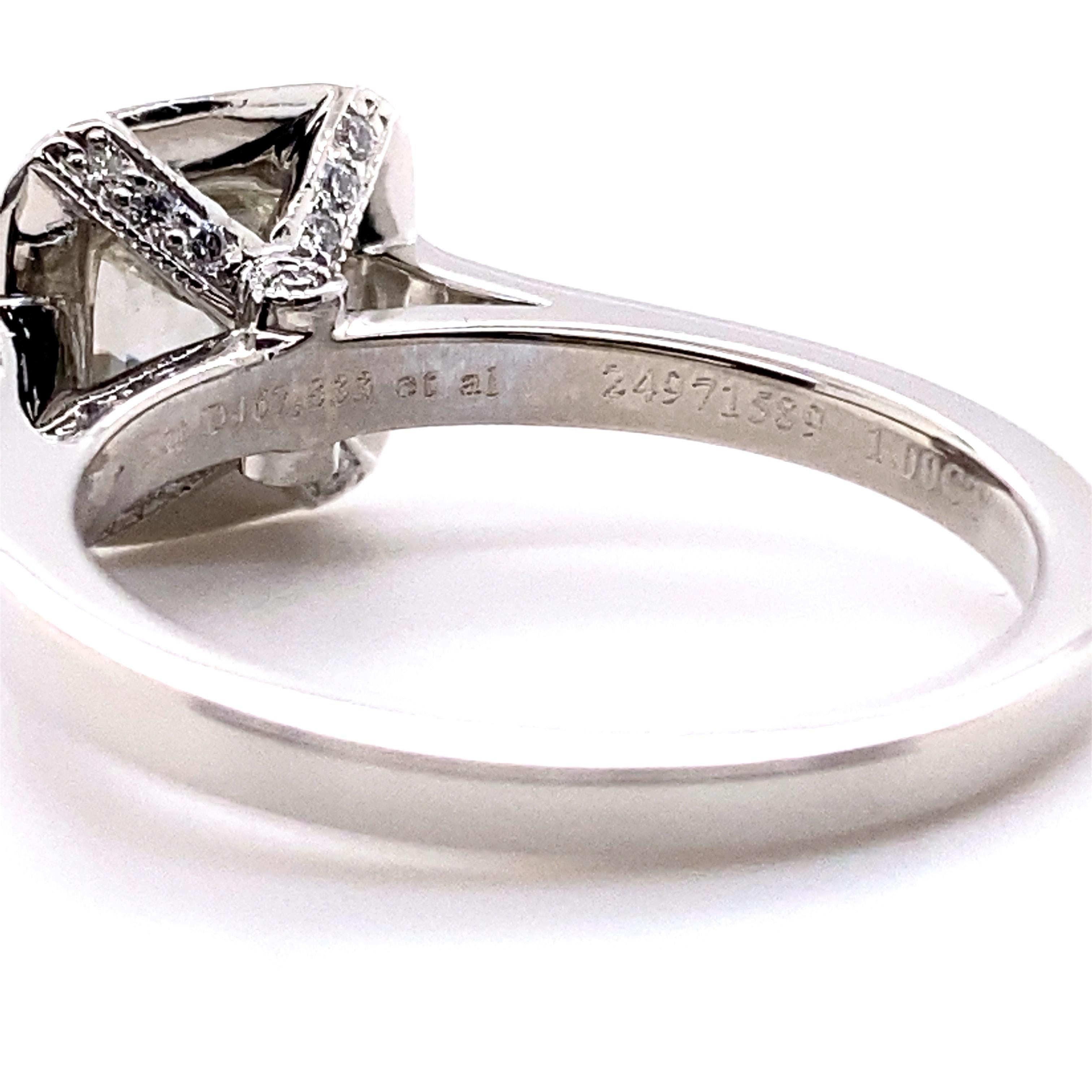 Taille coussin Tiffany & Co. Legacy Bague de fiançailles en platine avec diamant coussin de 1,33 carat et halo de diamants en vente