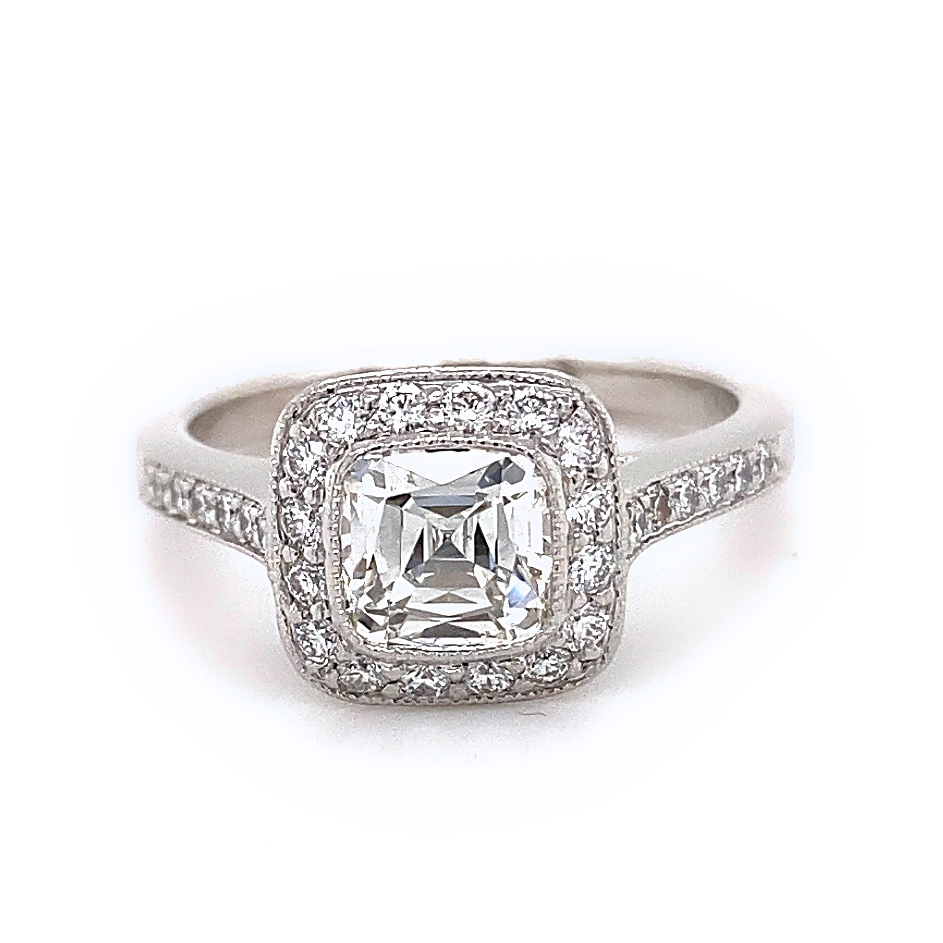 Tiffany & Co. Legacy Bague de fiançailles en platine avec diamant coussin de 1,33 carat et halo de diamants Excellent état - En vente à San Diego, CA