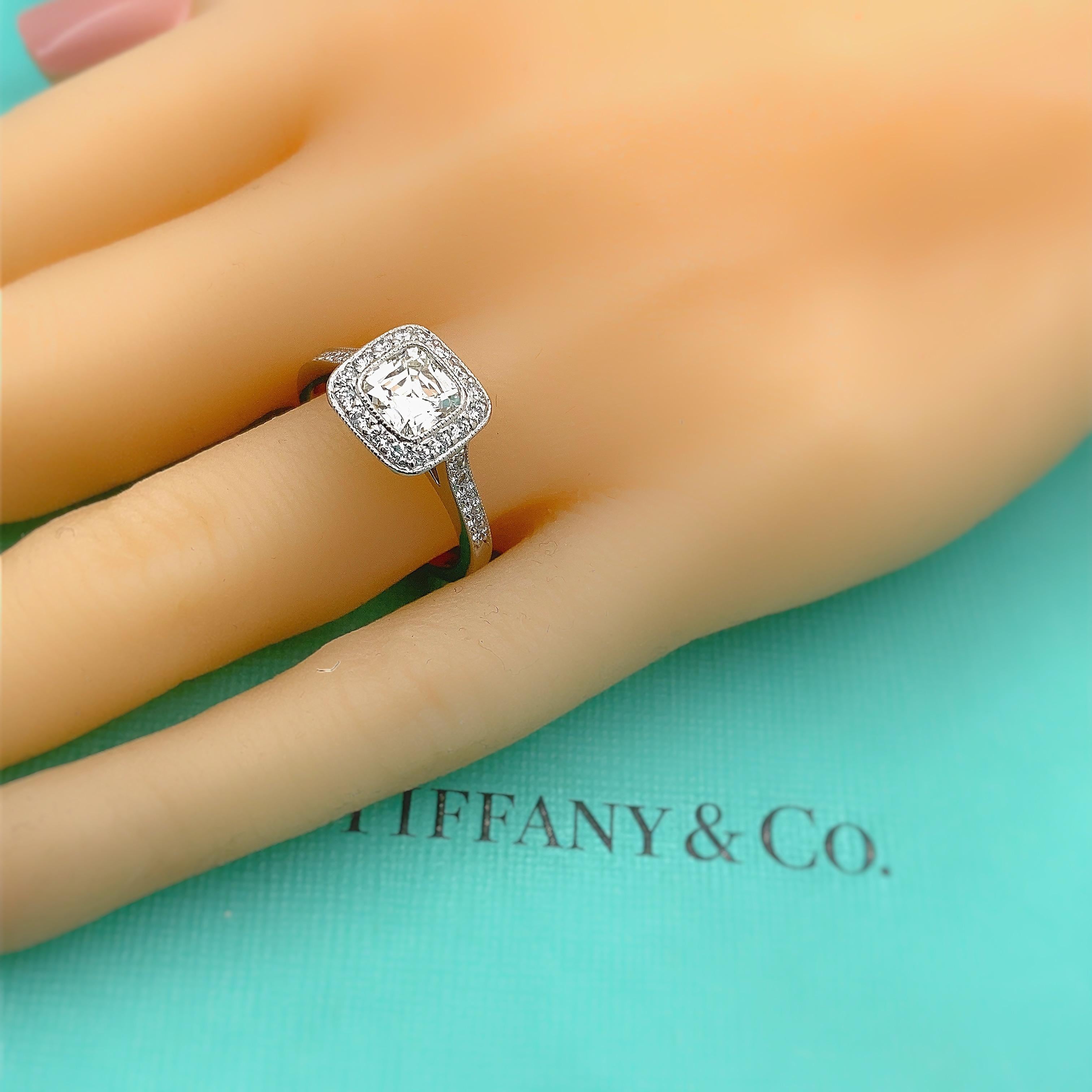 Tiffany & Co. Legacy Bague de fiançailles en platine avec diamant coussin de 1,33 carat et halo de diamants Unisexe en vente