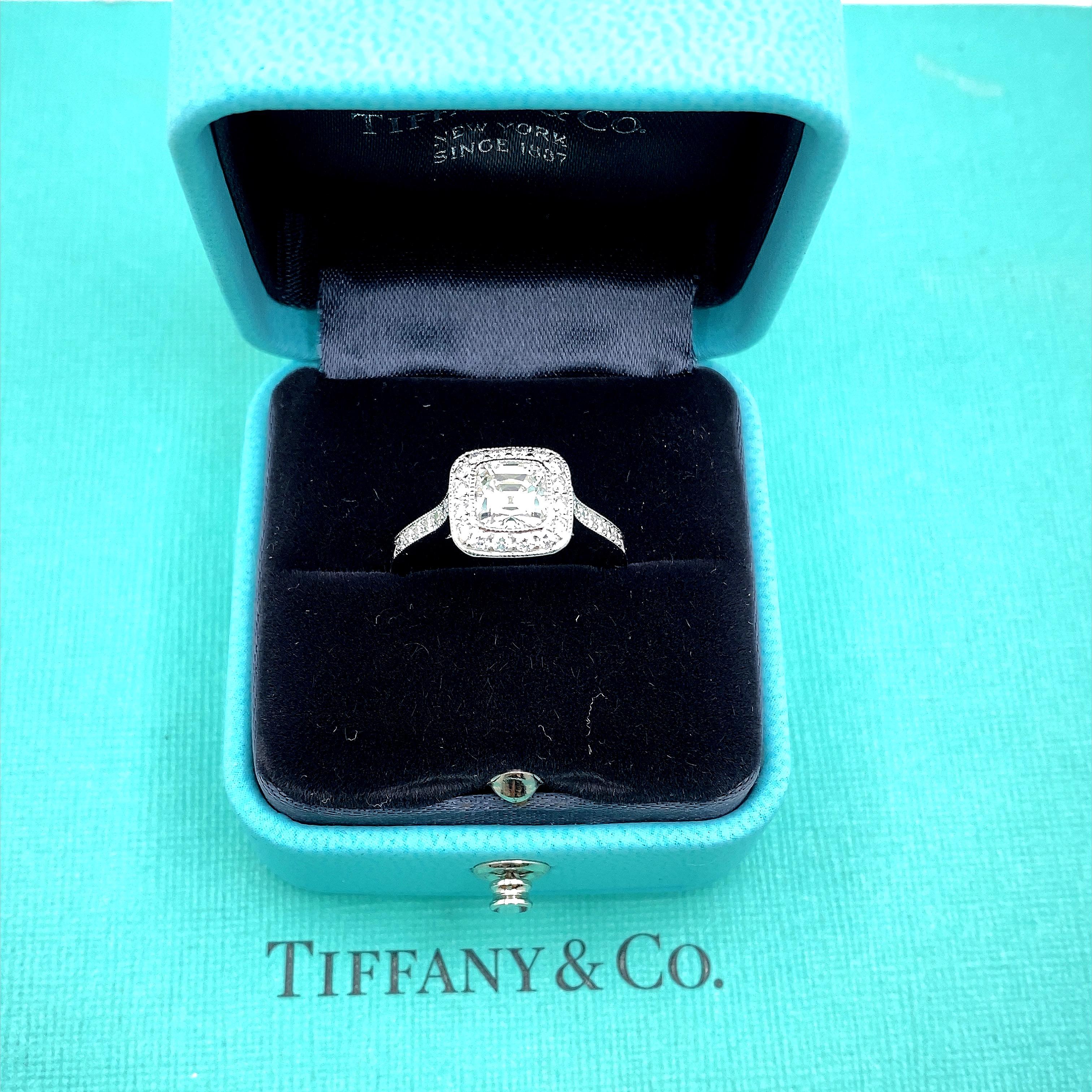 Tiffany & Co. Legacy Bague de fiançailles en platine avec diamant coussin de 1,33 carat et halo de diamants en vente 2