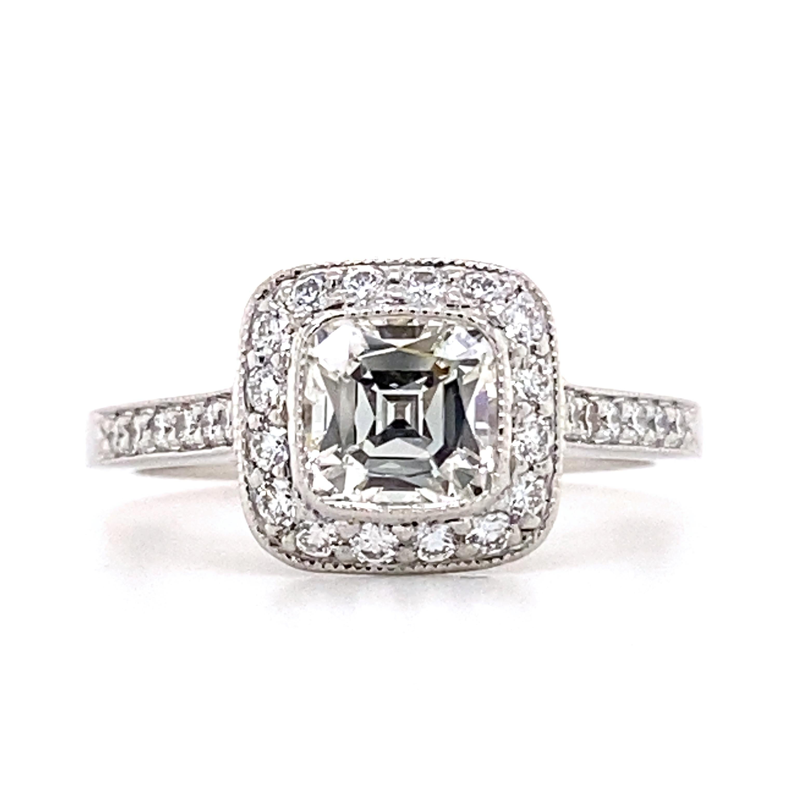 Tiffany & Co. Legacy Bague de fiançailles en platine avec diamant coussin de 1,33 carat et halo de diamants en vente 3
