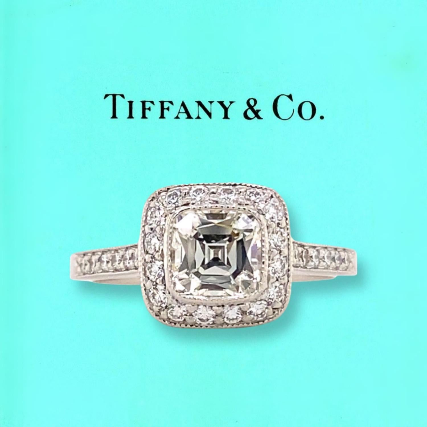 Tiffany & Co. Legacy Bague de fiançailles en platine avec diamant coussin de 1,33 carat et halo de diamants en vente 4