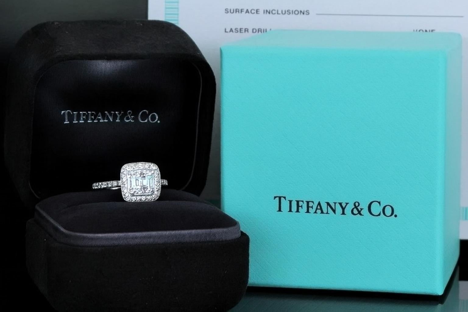 Tiffany & Co. Anillo de compromiso de diamantes en cojín Legacy

Esta exquisita pieza de Tiffany & Co. El anillo de compromiso Legacy tiene un diamante central talla cojín de 1,27 quilates, con la inscripción 