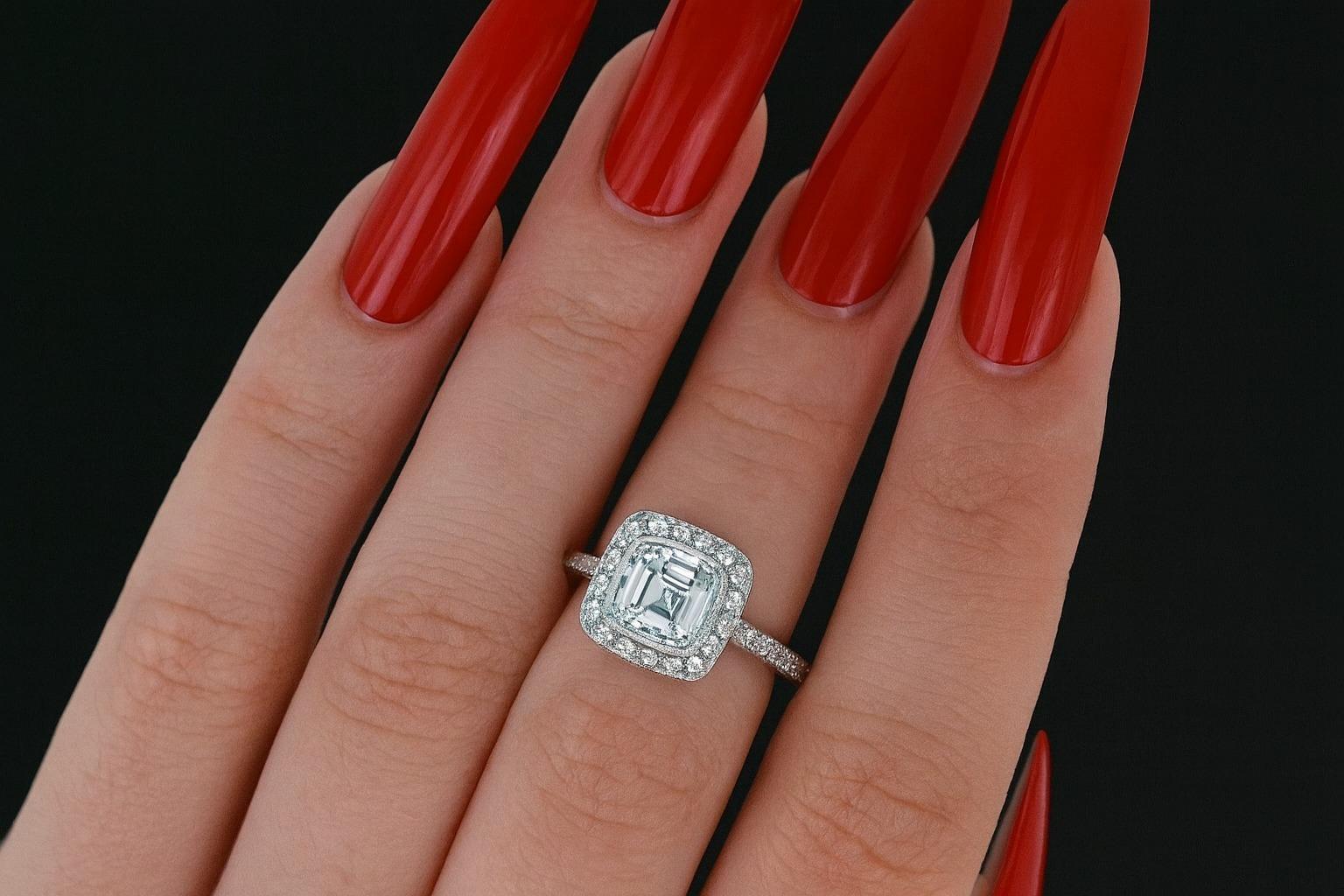 Tiffany & Co. Anillo de compromiso de diamantes en cojín Legacy Moderno en venta