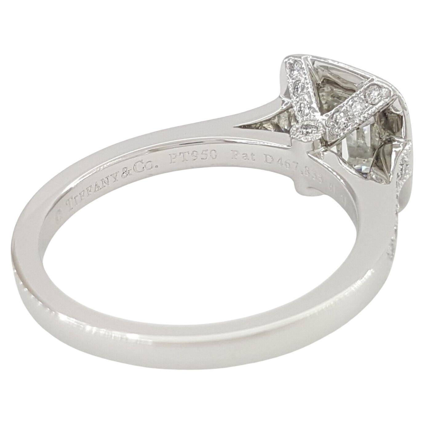 Tiffany & Co. Anillo de compromiso de diamantes en cojín Legacy en Excelente estado para la venta en Chicago, IL